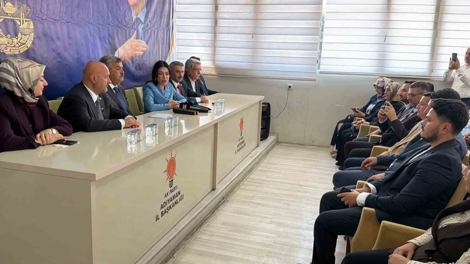 AK PARTİ ADIYAMAN İL BAŞKANLIĞINI ZİYARET EDEREK PARTİLİLERLE BİR ARAYA GELDİ VE BASIN AÇIKLAMASI YAPTI.