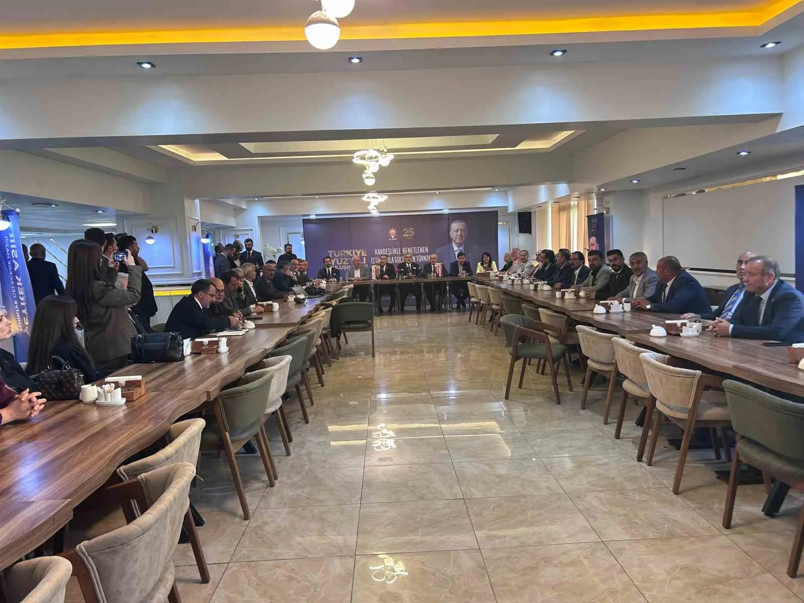 AK PARTİ GENEL BAŞKAN YARDIMCISI HÜSEYİN YAYMAN, VAN’DA KATILDIĞI TÜRKİYE YÜZYILI BULUŞMALARI PROGRAMINDA YAPTIĞI KONUŞMADA, TÜRKİYE’NİN YENİ BİR ANAYASAYA İHTİYACI OLDUĞUNU BELİRTEREK, "TÜRKİYE'NİN EKMEK GİBİ, SU GİBİ, HAVA GİBİ YENİ BİR ANAYASAYA İHTİYACI VARDIR" DEDİ.