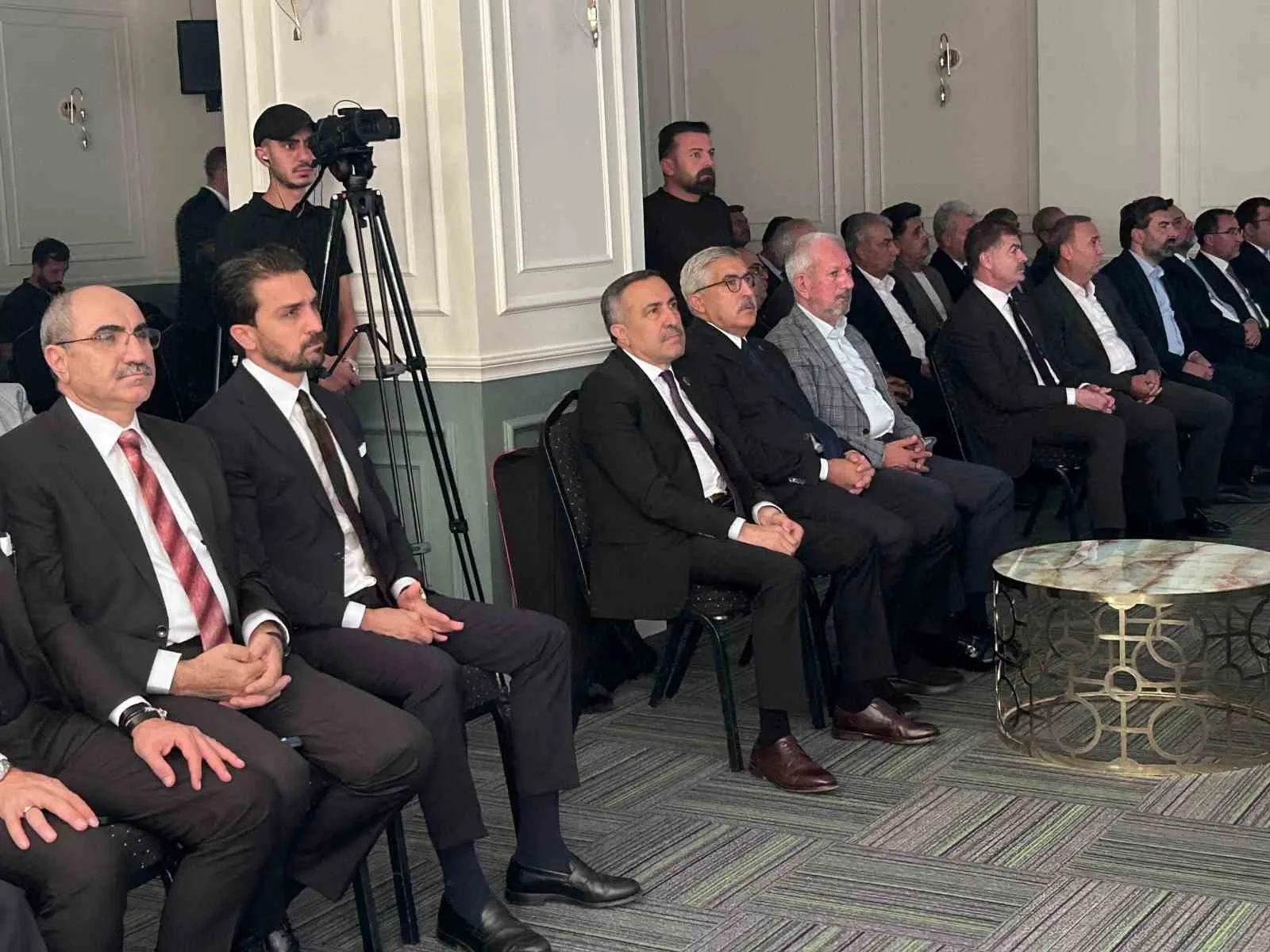 AK PARTİ GENEL BAŞKAN YARDIMCISI HÜSEYİN YAYMAN, VAN’DA KATILDIĞI TÜRKİYE YÜZYILI BULUŞMALARI PROGRAMINDA YAPTIĞI KONUŞMADA, TÜRKİYE’NİN YENİ BİR ANAYASAYA İHTİYACI OLDUĞUNU BELİRTEREK, "TÜRKİYE'NİN EKMEK GİBİ, SU GİBİ, HAVA GİBİ YENİ BİR ANAYASAYA İHTİYACI VARDIR" DEDİ.
