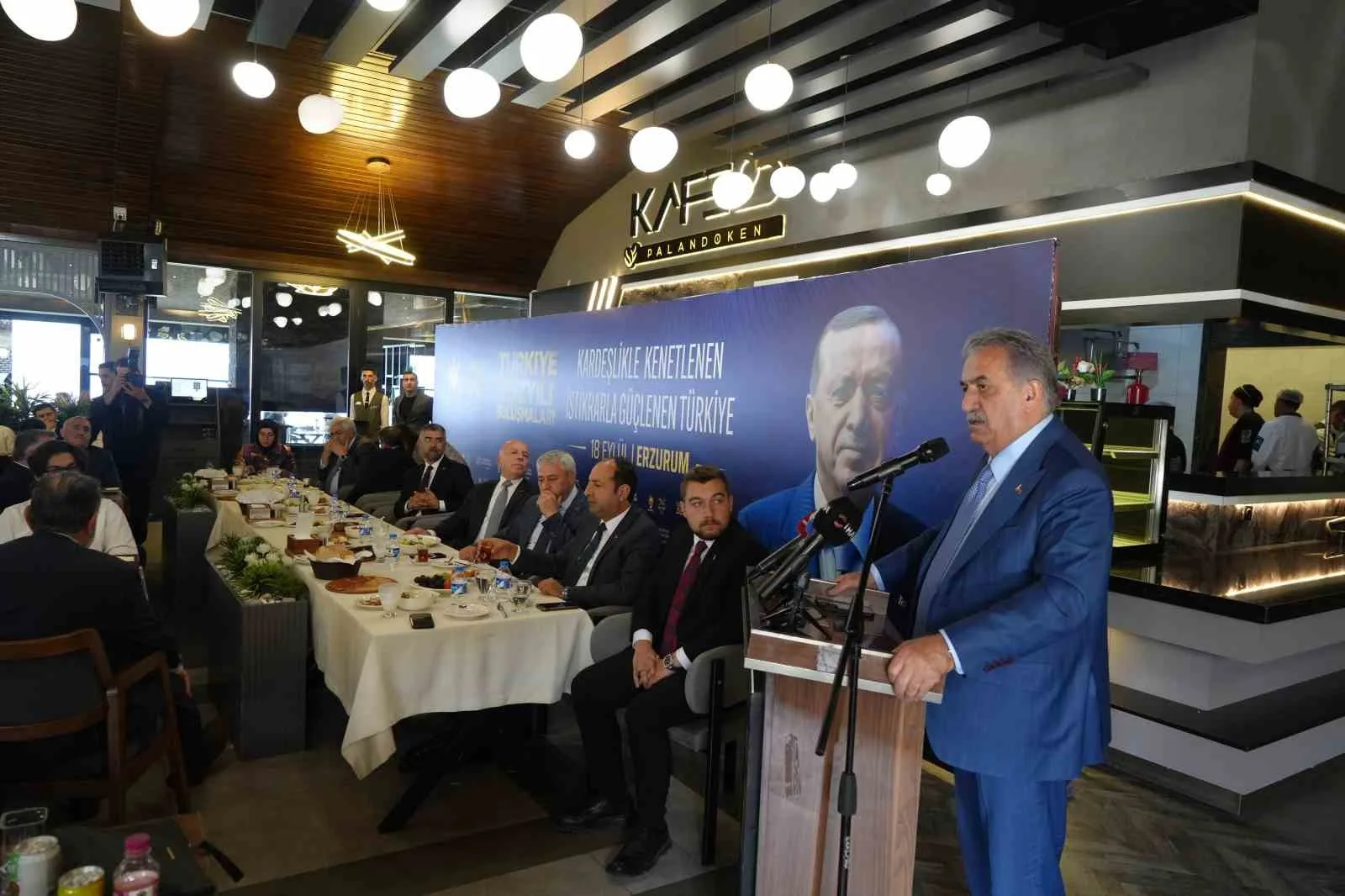 AK PARTİ GENEL BAŞKAN YARDIMCISI VE SİYASİ VE HUKUKİ İŞLER BAŞKANI HAYATİ YAZICI'NIN KATILIMIYLA ERZURUM'DA BİR RESTORANDA SİVİL TOPLUM KURULUŞU VE KANAAT ÖNDERLERİ TOPLANTISI DÜZENLENDİ.
