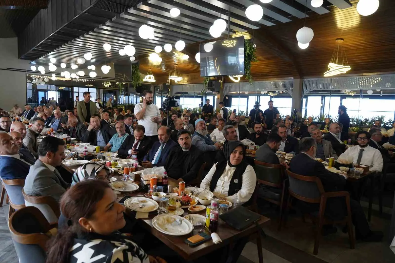 AK PARTİ GENEL BAŞKAN YARDIMCISI VE SİYASİ VE HUKUKİ İŞLER BAŞKANI HAYATİ YAZICI'NIN KATILIMIYLA ERZURUM'DA BİR RESTORANDA SİVİL TOPLUM KURULUŞU VE KANAAT ÖNDERLERİ TOPLANTISI DÜZENLENDİ.