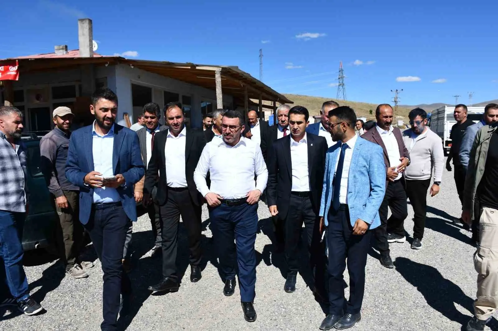 AK PARTİ HEYETİNDEN SARIKAMIŞ’TA GÖVDE GÖSTERİSİ: TEŞKİLAT BULUŞMASI VE YATIRIMLAR SAHADA İNCELENDİ(KARS-İHA)
