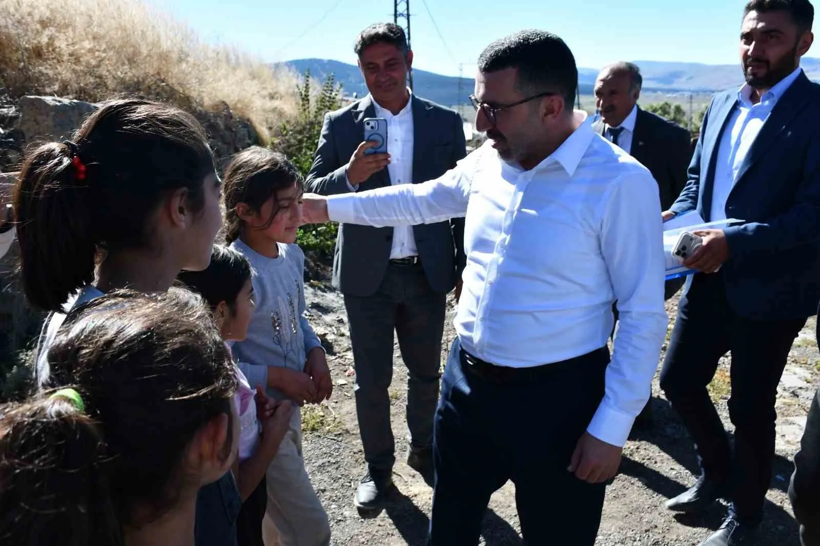 AK PARTİ HEYETİNDEN SARIKAMIŞ’TA GÖVDE GÖSTERİSİ: TEŞKİLAT BULUŞMASI VE YATIRIMLAR SAHADA İNCELENDİ(KARS-İHA)