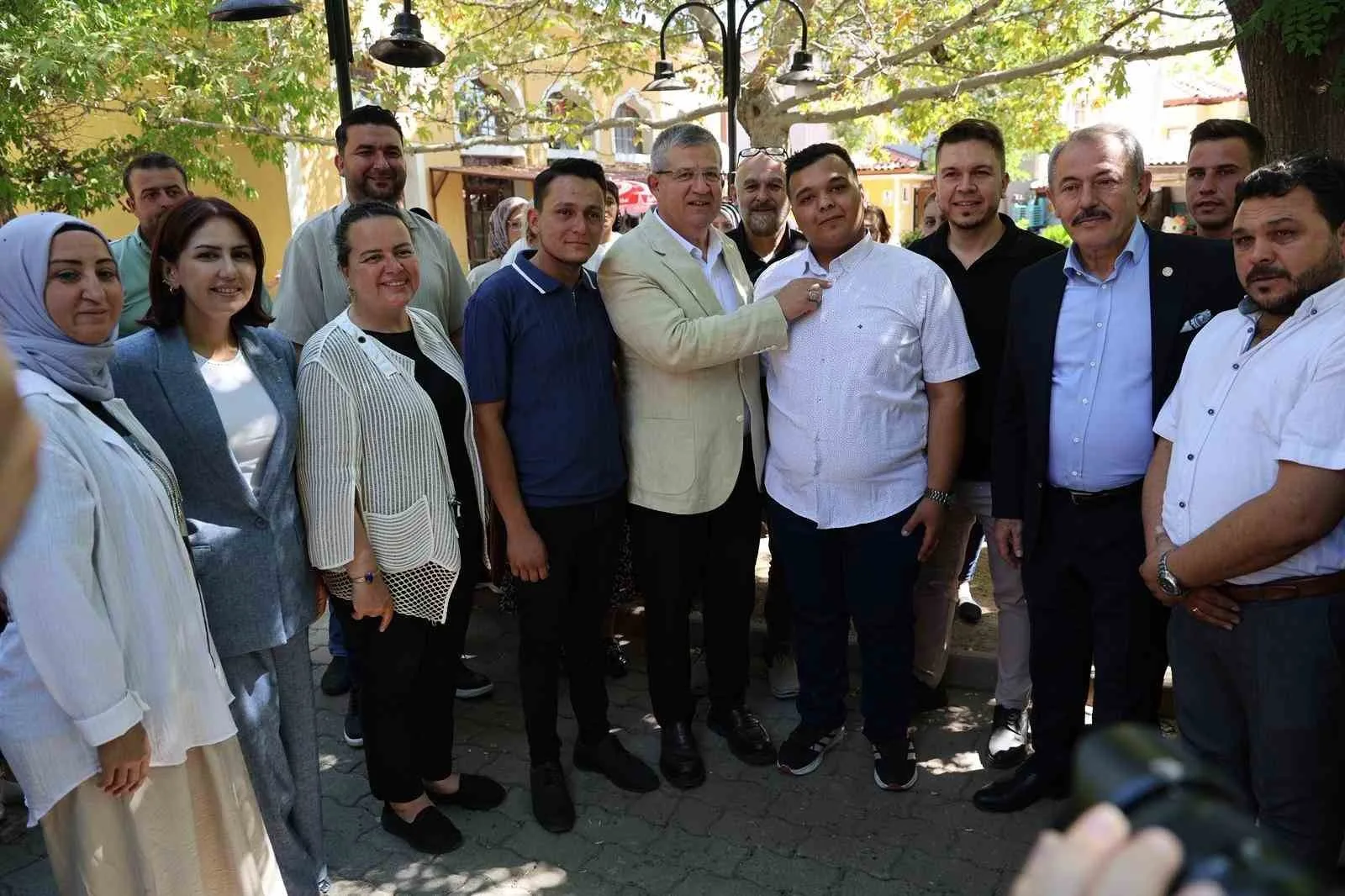 AK PARTİ DENİZLİ İL BAŞKANI MUHAMMET SUBAŞIOĞLU, BULDAN İLÇESİNİ ZİYARET ETTİ. BAŞKAN SUBAŞIOĞLU, "DENİZLİ'MİZİN HER KÖŞESİNDE HEMŞEHRİLERİMİZLE İÇ İÇE OLMAYI SÜRDÜRÜYORUZ. BULDANLI ÜRETİCİMİZİN, ESNAFIMIZIN VE HEMŞEHRİLERİMİZİN BEKLENTİLERİNİ DİNLEDİK, ÇÖZÜMÜ İÇİN GEREKLİ GİRİŞİMLERİ BAŞLATTIK" DEDİ.