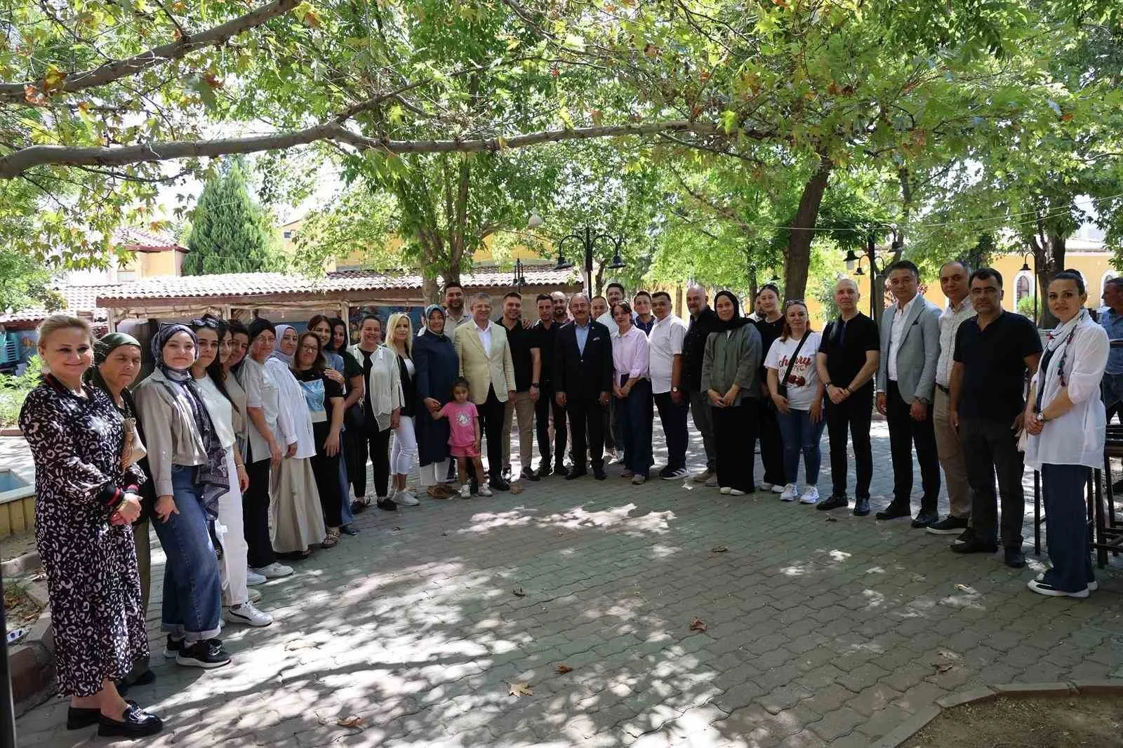 AK PARTİ DENİZLİ İL BAŞKANI MUHAMMET SUBAŞIOĞLU, BULDAN İLÇESİNİ ZİYARET ETTİ. BAŞKAN SUBAŞIOĞLU, "DENİZLİ'MİZİN HER KÖŞESİNDE HEMŞEHRİLERİMİZLE İÇ İÇE OLMAYI SÜRDÜRÜYORUZ. BULDANLI ÜRETİCİMİZİN, ESNAFIMIZIN VE HEMŞEHRİLERİMİZİN BEKLENTİLERİNİ DİNLEDİK, ÇÖZÜMÜ İÇİN GEREKLİ GİRİŞİMLERİ BAŞLATTIK" DEDİ.