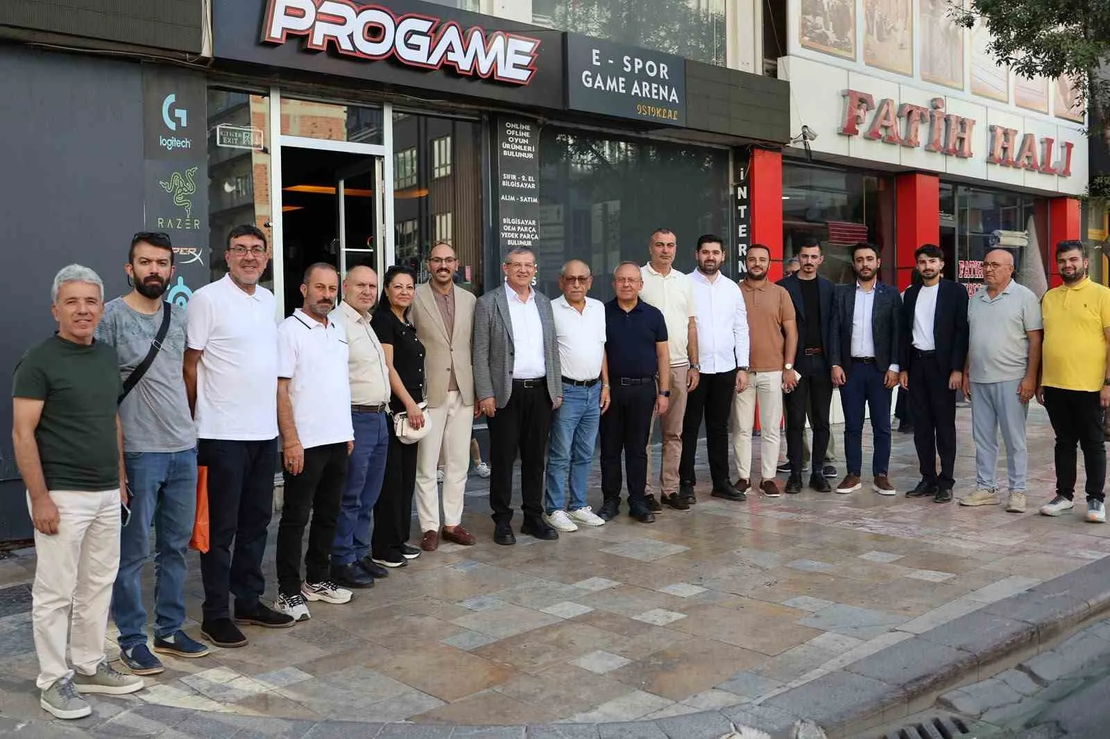 AK PARTİ DENİZLİ İL BAŞKANI MUHAMMET SUBAŞIOĞLU, KENTİN EN İŞLEK NOKTALARINDAN BİRİ OLAN İSTİKLAL CADDESİ’NDE ESNAF ZİYARETİNDE BULUNDU. ZİYARET SIRASINDA CADDE ESNAFI, DENİZLİ BÜYÜKŞEHİR BELEDİYESİ TARAFINDAN HAYATA GEÇİRİLEN YENİ ULAŞIM VE GÜZERGÂH PLANLAMASINA TEPKİ GÖSTEREREK YAŞADIKLARI SIKINTILARI SUBAŞIOĞLU’NA İLETTİ.