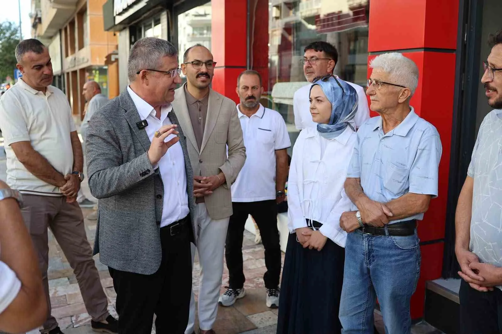 AK PARTİ DENİZLİ İL BAŞKANI MUHAMMET SUBAŞIOĞLU, KENTİN EN İŞLEK NOKTALARINDAN BİRİ OLAN İSTİKLAL CADDESİ’NDE ESNAF ZİYARETİNDE BULUNDU. ZİYARET SIRASINDA CADDE ESNAFI, DENİZLİ BÜYÜKŞEHİR BELEDİYESİ TARAFINDAN HAYATA GEÇİRİLEN YENİ ULAŞIM VE GÜZERGÂH PLANLAMASINA TEPKİ GÖSTEREREK YAŞADIKLARI SIKINTILARI SUBAŞIOĞLU’NA İLETTİ.