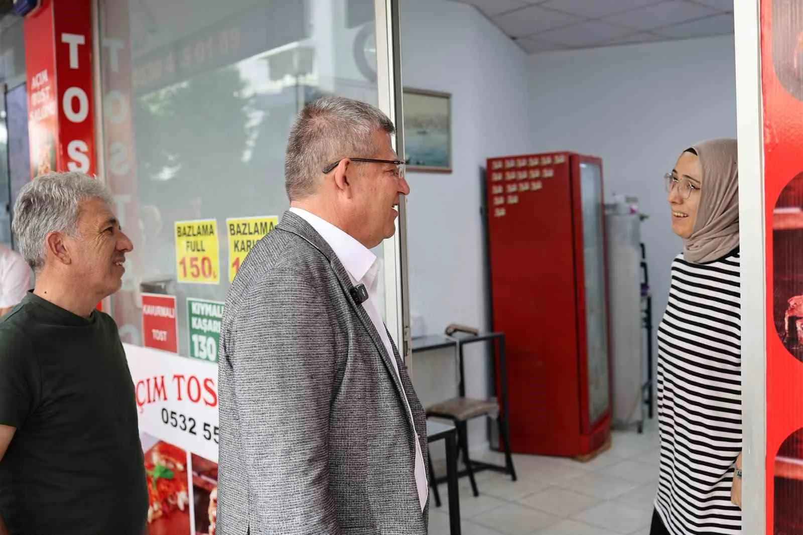 AK PARTİ DENİZLİ İL BAŞKANI MUHAMMET SUBAŞIOĞLU, KENTİN EN İŞLEK NOKTALARINDAN BİRİ OLAN İSTİKLAL CADDESİ’NDE ESNAF ZİYARETİNDE BULUNDU. ZİYARET SIRASINDA CADDE ESNAFI, DENİZLİ BÜYÜKŞEHİR BELEDİYESİ TARAFINDAN HAYATA GEÇİRİLEN YENİ ULAŞIM VE GÜZERGÂH PLANLAMASINA TEPKİ GÖSTEREREK YAŞADIKLARI SIKINTILARI SUBAŞIOĞLU’NA İLETTİ.
