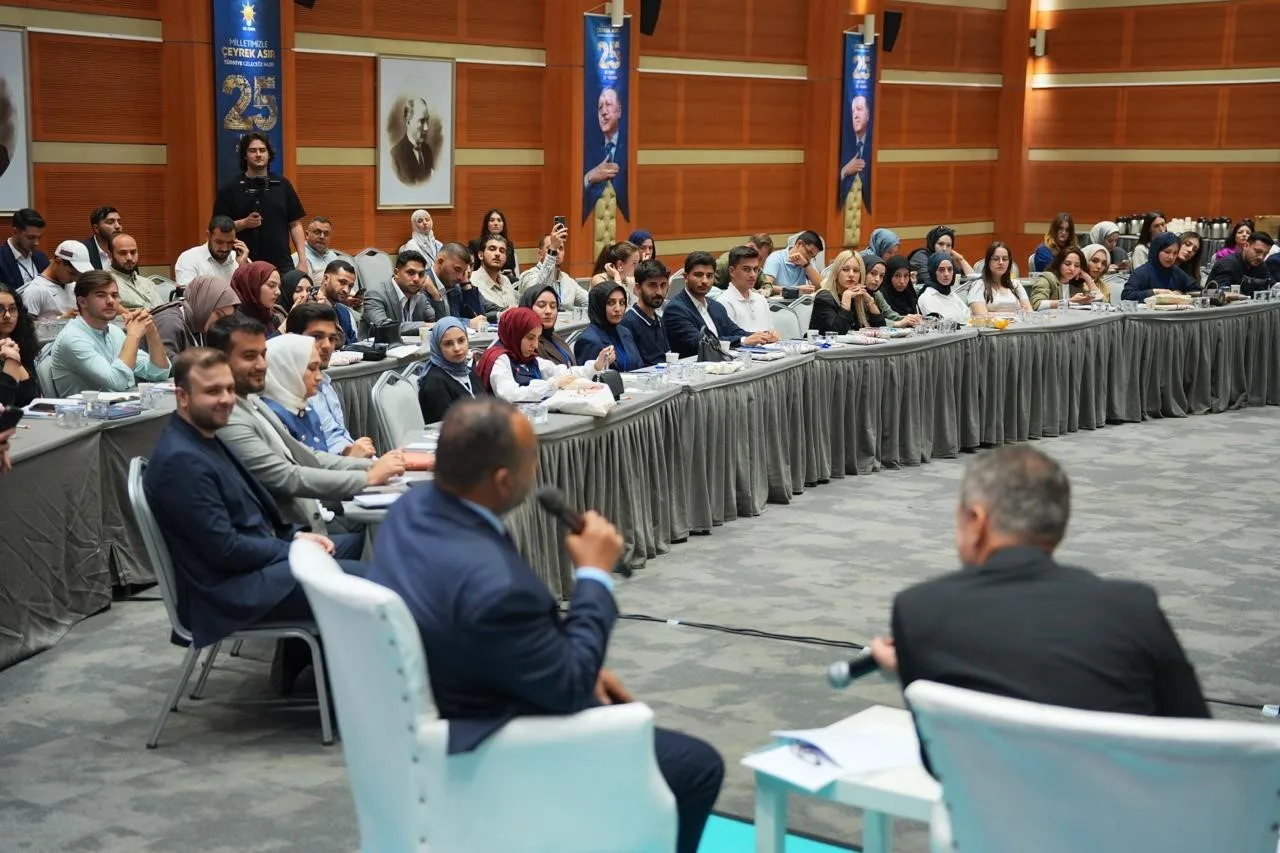 AK PARTİ İSTANBUL İL GENÇLİK KOLLARI’NIN HAYATA GEÇİRDİĞİ "DİPLOMASİ ATÖLYESİ"NDE GENÇLER, DÖRT HAFTA BOYUNCA SİYASET, DİPLOMASİ VE SİVİL TOPLUM DÜNYASINDAN ÖNEMLİ İSİMLERLE BİR ARAYA GELECEK.
