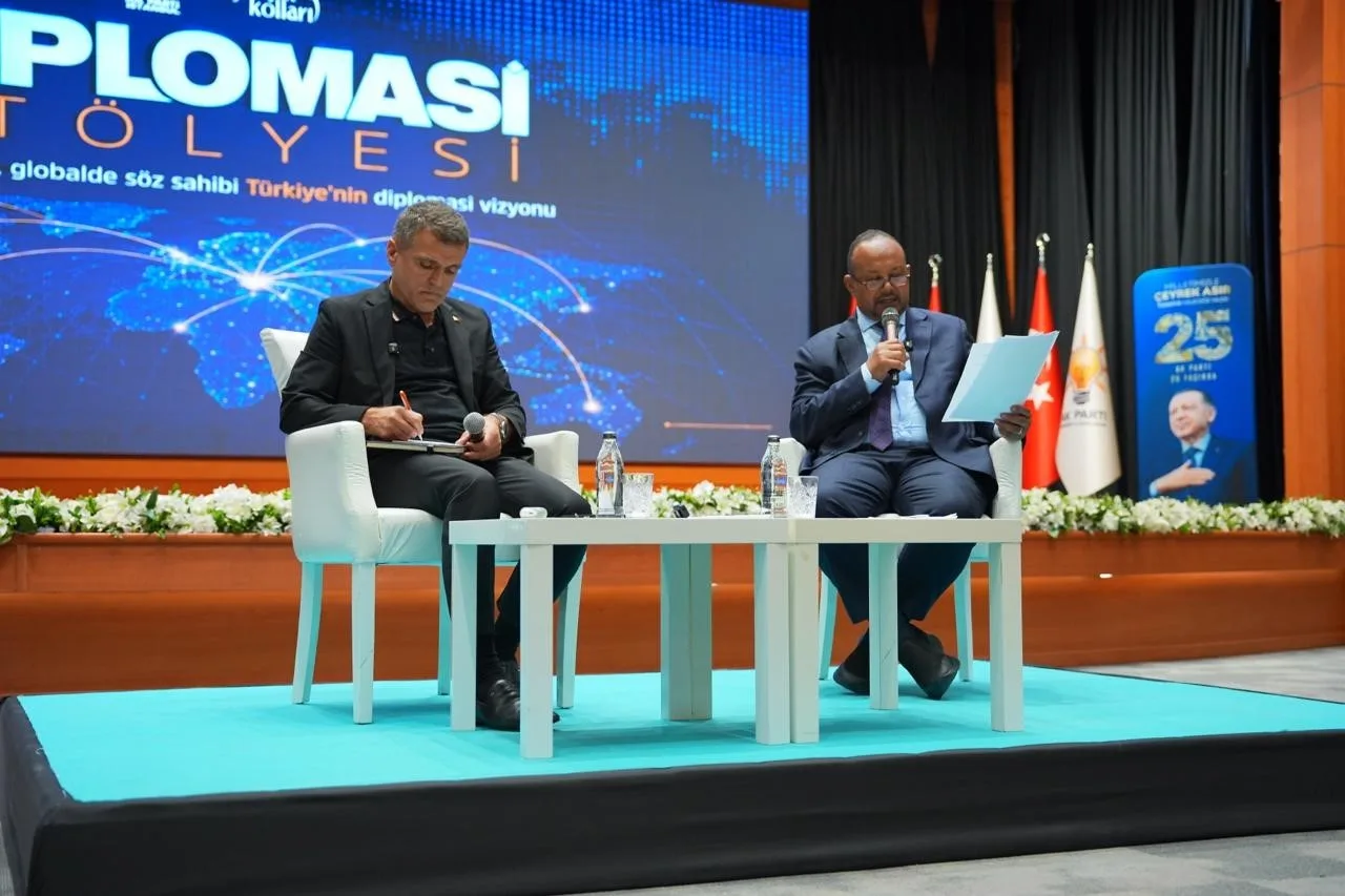 AK PARTİ İSTANBUL İL GENÇLİK KOLLARI’NIN HAYATA GEÇİRDİĞİ "DİPLOMASİ ATÖLYESİ"NDE GENÇLER, DÖRT HAFTA BOYUNCA SİYASET, DİPLOMASİ VE SİVİL TOPLUM DÜNYASINDAN ÖNEMLİ İSİMLERLE BİR ARAYA GELECEK.