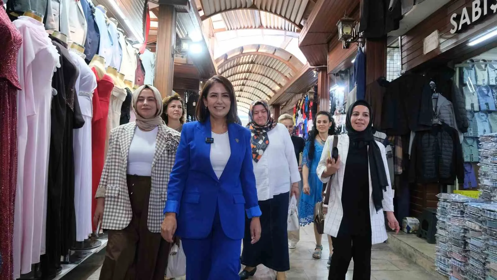 AK PARTİ DENİZLİ İL KADIN KOLLARI BAŞKANI HİLAL TÜTÜNCÜ VE BERABERİNDEKİ HEYET, BAYRAMYERİ’NDE ESNAFI ZİYARET ETTİ. GERÇEKLEŞTİRİLEN ZİYARETLERDE ESNAFIN TALEP VE ÖNERİLERİ DİNLENİRKEN, GÜNDEME İLİŞKİN DEĞERLENDİRMELERDE BULUNULDU.