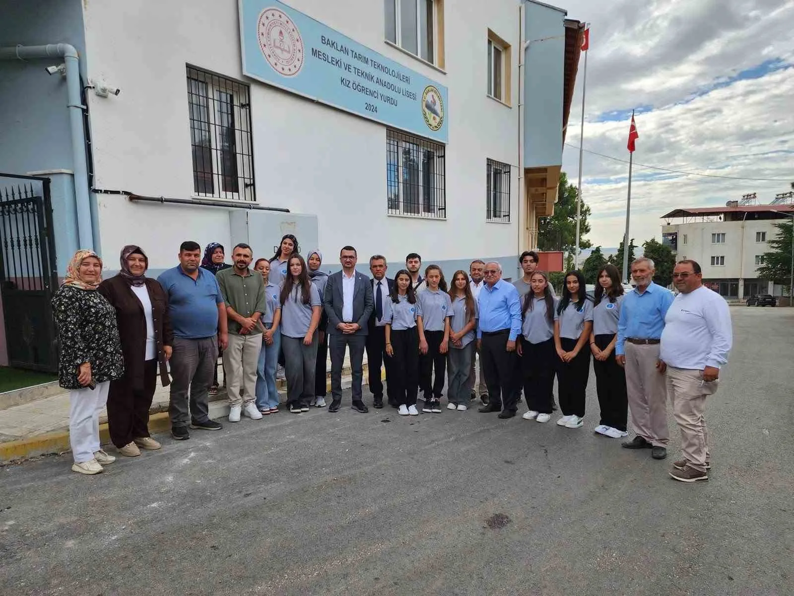 AK PARTİ, "TÜRKİYE YÜZYILI BULUŞMALARI" PROGRAMI KAPSAMINDA DENİZLİ GENELİNDE GENİŞ ÇAPLI BİR SAHA ÇALIŞMASI GERÇEKLEŞTİRDİ. AİLE VE SOSYAL HİZMETLER BAKANI MAHİNUR ÖZDEMİR GÖKTAŞ BAŞTA OLMAK ÜZERE, MİLLETVEKİLLERİ, MKYK ÜYELERİ VE TEŞKİLAT YÖNETİCİLERİ DENİZLİ’NİN MERKEZ VE ÇEVRE İLÇELERİNİN TAMAMINDA EŞ ZAMANLI ZİYARETLERDE BULUNDU.