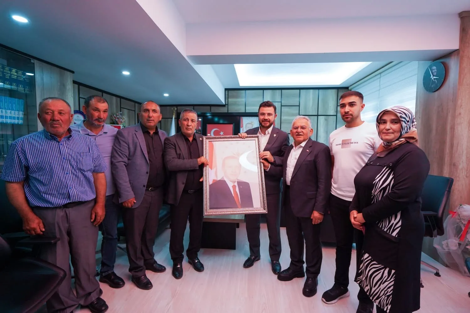AK PARTİ KAYSERİ İL BAŞKANI HÜSEYİN OKANDAN, KAYSERİ BÜYÜKŞEHİR BELEDİYE BAŞKANI MEMDUH BÜYÜKKILIÇ VE TEŞKİLAT MENSUPLARIYLA BİRLİKTE FELAHİYE, AKKIŞLA VE ÖZVATAN İLÇELERİNDE MUHTARLARLA BİR ARAYA GELDİ.