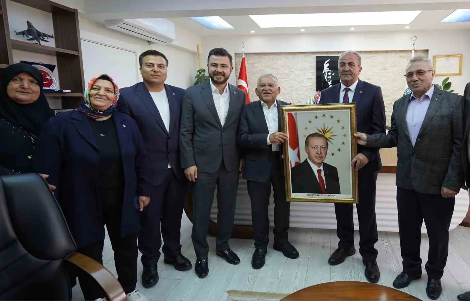AK PARTİ KAYSERİ İL BAŞKANI HÜSEYİN OKANDAN, KAYSERİ BÜYÜKŞEHİR BELEDİYE BAŞKANI MEMDUH BÜYÜKKILIÇ VE TEŞKİLAT MENSUPLARIYLA BİRLİKTE FELAHİYE, AKKIŞLA VE ÖZVATAN İLÇELERİNDE MUHTARLARLA BİR ARAYA GELDİ.