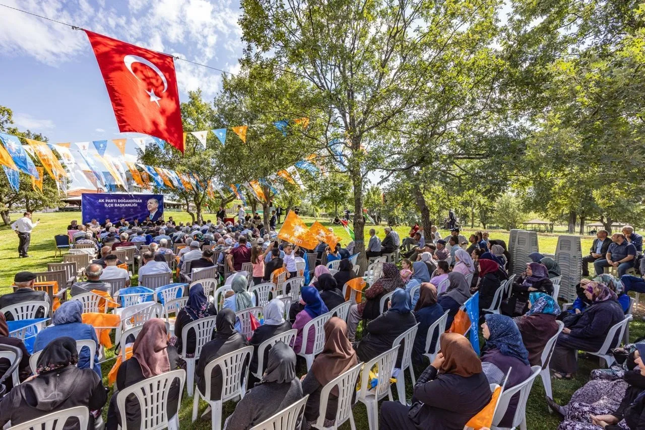 AK PARTİ KONYA İL BAŞKANI FATİH ÖZGÖKÇEN, DOĞANHİSAR’DA GERÇEKLEŞTİRDİĞİ KAPSAMLI SAHA PROGRAMINDA VATANDAŞLARLA, ÜRETİCİLERLE VE ESNAFLA BİR ARAYA GELDİ.