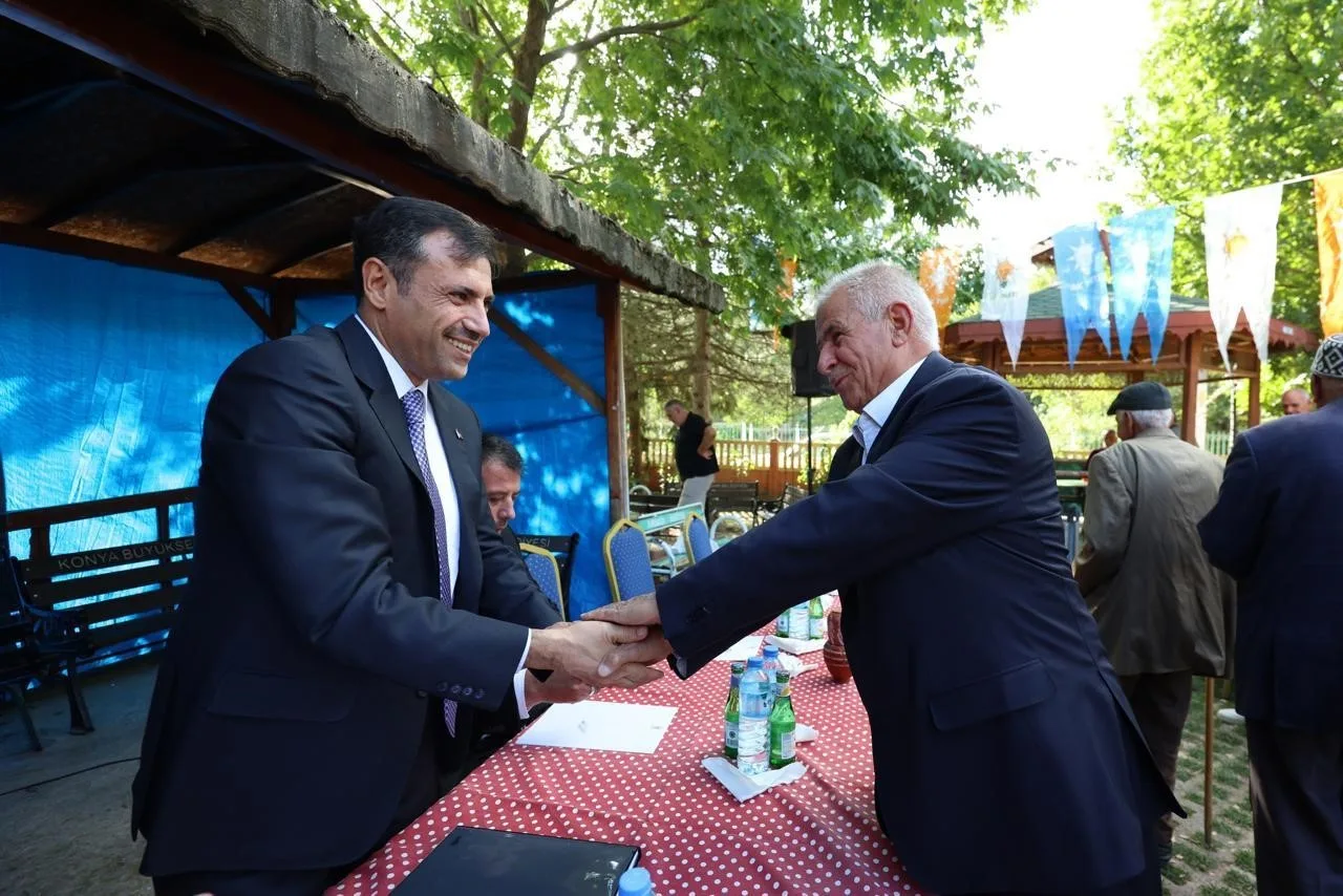 AK PARTİ KONYA İL BAŞKANI FATİH ÖZGÖKÇEN, VATANDAŞLA DOĞRUDAN TEMASIN ÇALIŞMALARIN TEMEL UNSURLARINDAN BİRİ OLDUĞUNU BELİRTEREK, SAHADA DİNLEYEN, İSTİŞARE EDEN VE ÇÖZÜM ÜRETMEYE ODAKLANAN BİR ANLAYIŞLA ÇALIŞMALARI SÜRDÜRECEKLERİNİ SÖYLEDİ.