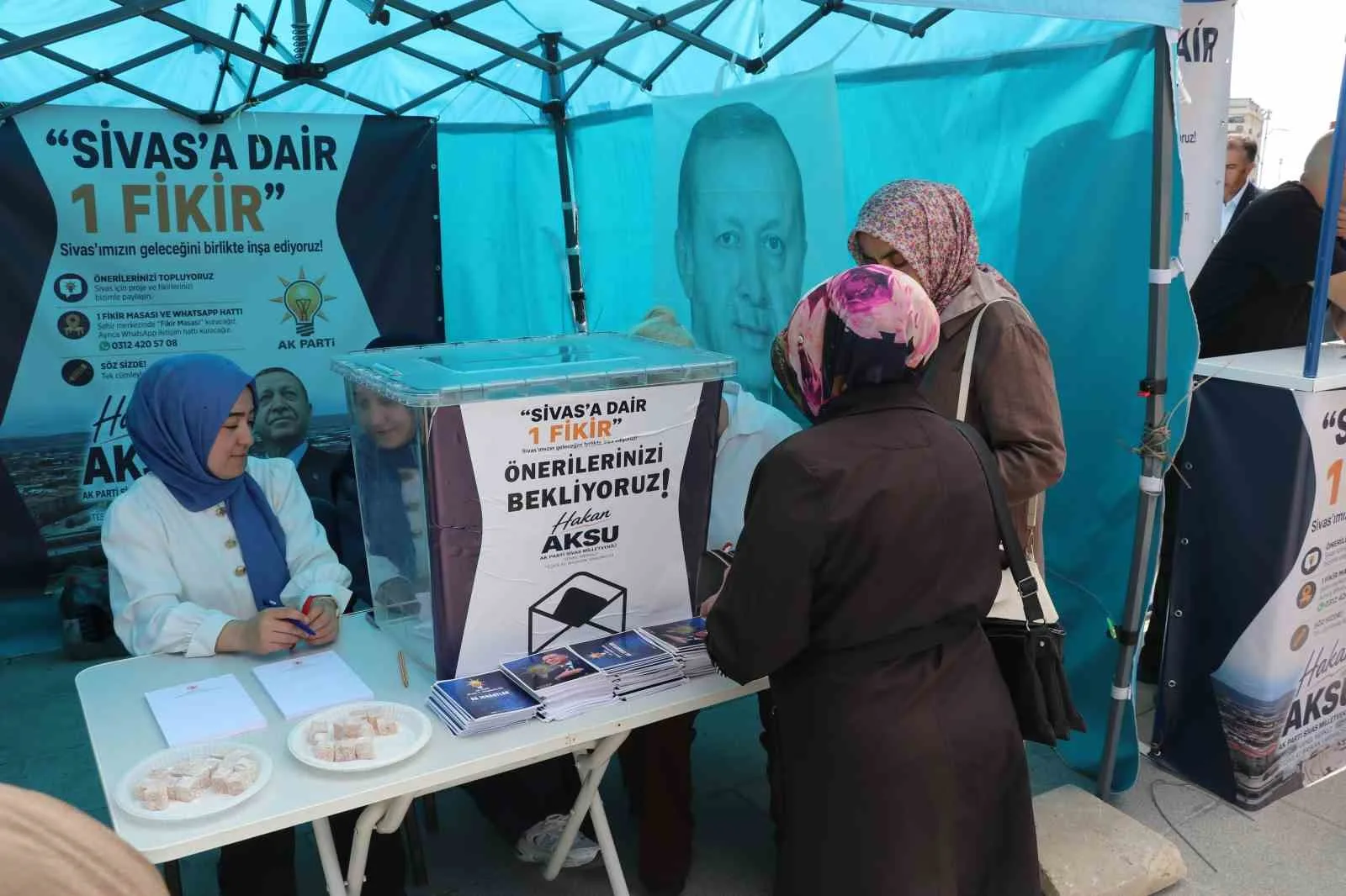 PROJE KAPSAMINDA YAKLAŞIK İKİ HAFTA BOYUNCA KENT MEYDANINDA AÇIK OLACAK STANTTA SİVASLI VATANDAŞLAR FİKİR, ÖNERİ VE ŞİKAYETLERİNİ BELİRTECEK.