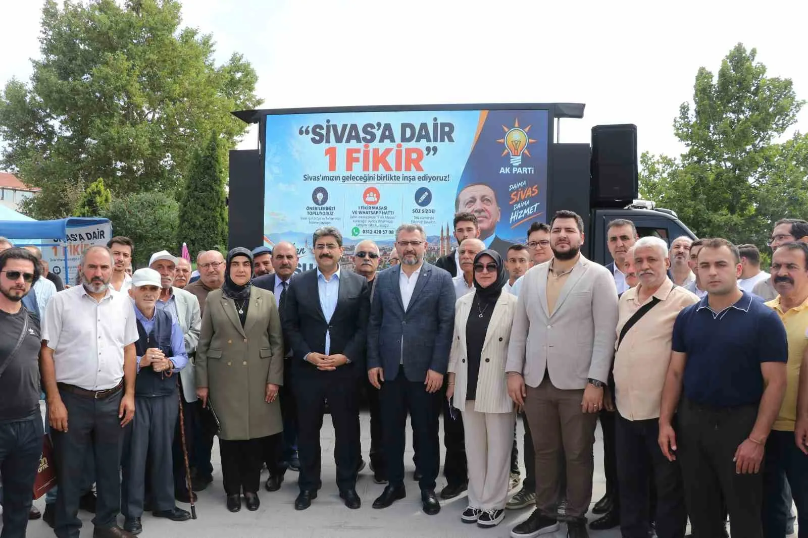 SİVAS’TA HİZMET ANLAYIŞINI VATANDAŞLARIN FİKİRLERİNE GÖRE YÖNLENDİRMEK İSTEYEN AK PARTİ SİVAS TEŞKİLATI “SİVAS’A DAİR BİR FİKİR” PROJESİYLE KENT MEYDANINDA STANT AÇTI.
