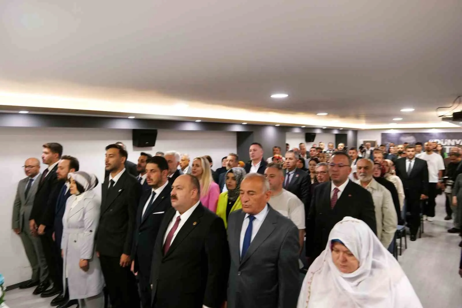 AK PARTİ ESKİŞEHİR İL BAŞKANLIĞI’NDA, AK PARTİ GENEL BAŞKAN YARDIMCISI VE YEREL YÖNETİMLER BAŞKANI MUSTAFA DEMİR İLE YEREL YÖNETİMLER BÖLGE KOORDİNATÖRÜ MÜCAHİT YANILMAZ’IN KATILIMI İLE BİR TOPLANTI DÜZENLENDİ.