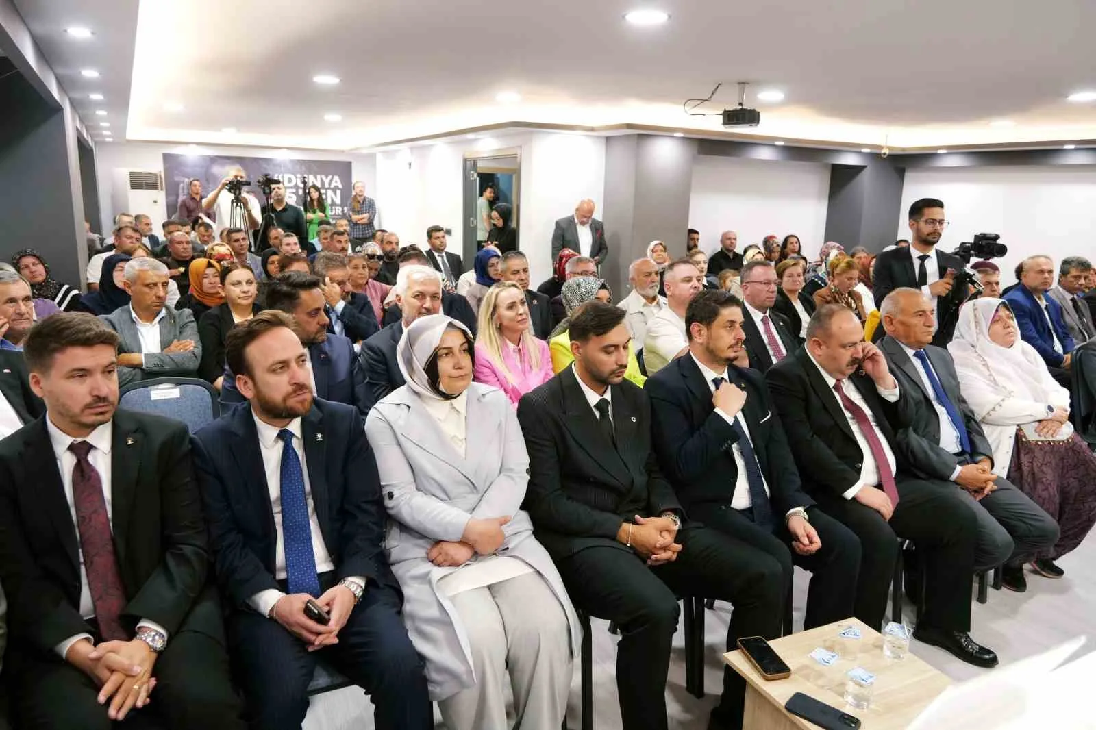 AK PARTİ ESKİŞEHİR İL BAŞKANLIĞI’NDA, AK PARTİ GENEL BAŞKAN YARDIMCISI VE YEREL YÖNETİMLER BAŞKANI MUSTAFA DEMİR İLE YEREL YÖNETİMLER BÖLGE KOORDİNATÖRÜ MÜCAHİT YANILMAZ’IN KATILIMI İLE BİR TOPLANTI DÜZENLENDİ.