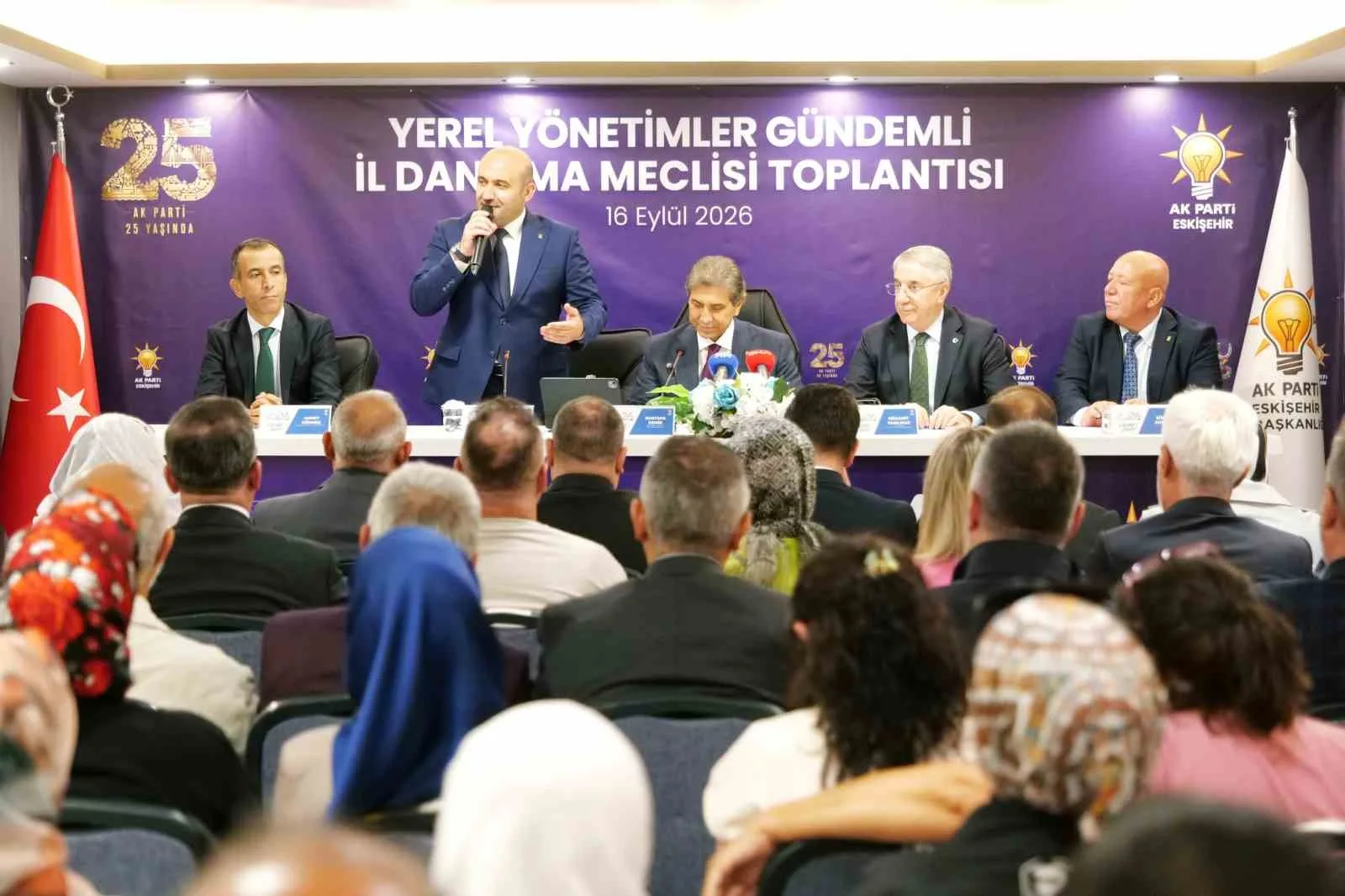 AK PARTİ ESKİŞEHİR İL BAŞKANLIĞI’NDA, AK PARTİ GENEL BAŞKAN YARDIMCISI VE YEREL YÖNETİMLER BAŞKANI MUSTAFA DEMİR İLE YEREL YÖNETİMLER BÖLGE KOORDİNATÖRÜ MÜCAHİT YANILMAZ’IN KATILIMI İLE BİR TOPLANTI DÜZENLENDİ.