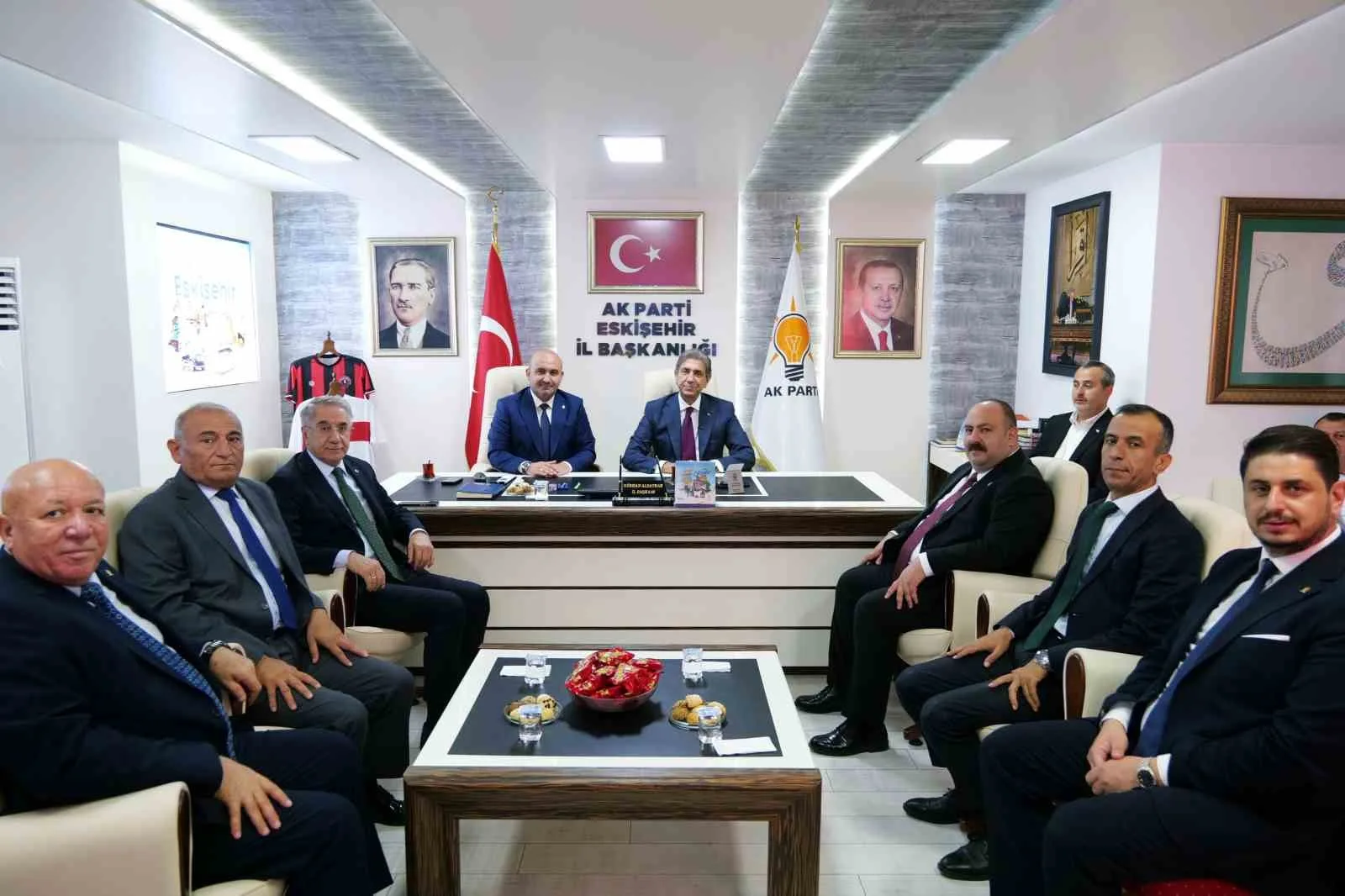 AK PARTİ ESKİŞEHİR İL BAŞKANLIĞI’NDA, AK PARTİ GENEL BAŞKAN YARDIMCISI VE YEREL YÖNETİMLER BAŞKANI MUSTAFA DEMİR İLE YEREL YÖNETİMLER BÖLGE KOORDİNATÖRÜ MÜCAHİT YANILMAZ’IN KATILIMI İLE BİR TOPLANTI DÜZENLENDİ.