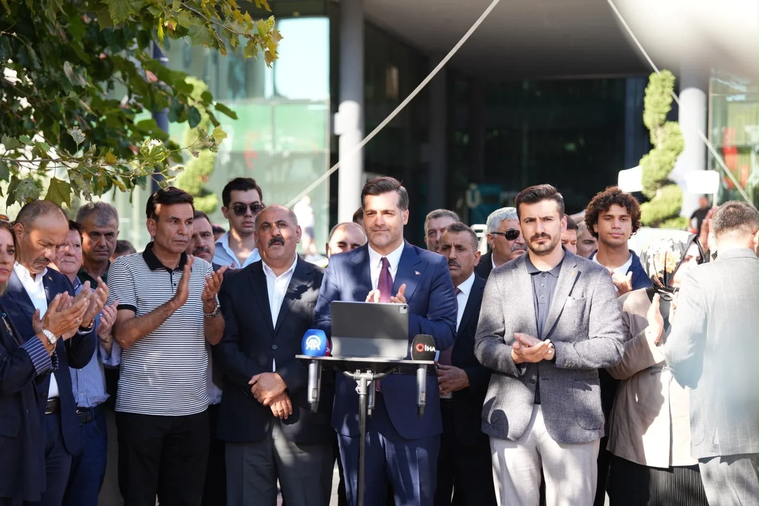 İSTANBUL (İHA) - AK PARTİ ÜSKÜDAR İLÇE BAŞKANI TAHA SARICAOĞLU, CHP VE YENİ PARTİLİ MECLİS ÜYELERİNİN 5 EYLÜL’DEKİ BELEDİYE BAŞKAN VEKİLLİĞİ SEÇİMİNE KATILMAMASINA TEPKİ GÖSTEREREK, CUMHUR İTTİFAKI GRUBUNUN BUGÜNKÜ OLAĞAN MECLİS TOPLANTISINA KATILMADIĞINI AÇIKLADI. SARICAOĞLU, "ÜSKÜDAR BELEDİYE MECLİSİ SİYASİ HESAPLARA GÖRE KAPISI AÇILIP KAPANACAK BİR SALON DEĞİLDİR. YARIN YAPILACAK BAŞKAN VEKİLLİĞİ SEÇİMİNDE 21 MECLİS ÜYEMİZLE YERİMİZİ ALACAĞIZ" DEDİ.