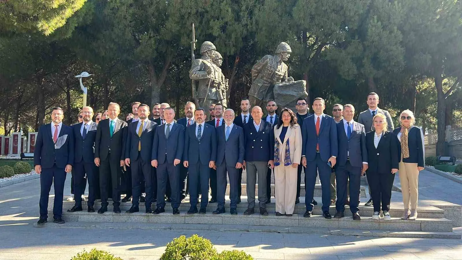 AK PARTİ GENEL BAŞKANVEKİLİ MUSTAFA ELİTAŞ, ÇANAKKALE SAVAŞLARININ YAŞANDIĞI TARİHİ GELİBOLU YARIMADASINDA ŞEHİTLER ABİDESİNİ ZİYARET ETTİ.