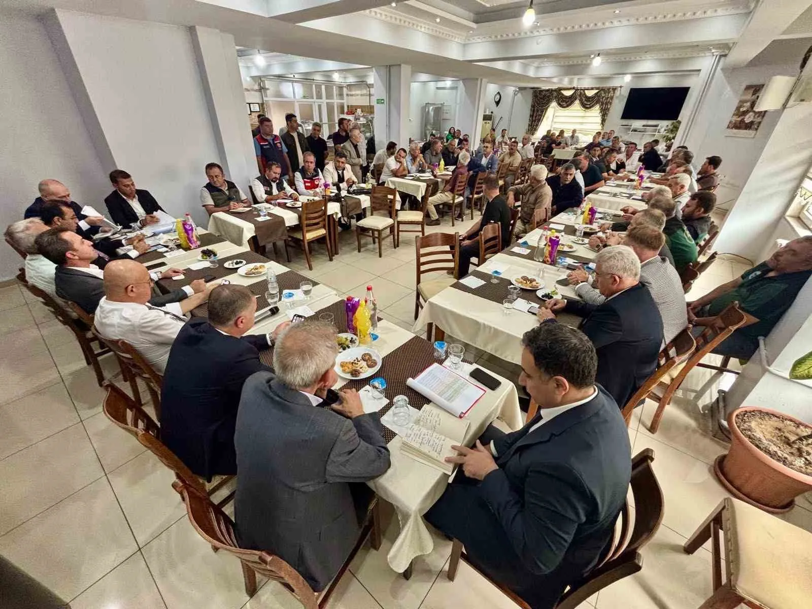 ÇANAKKALE’NİN BAYRAMİÇ VE YENİCE İLÇELERİNDE KÖY VE MAHALLE MUHTARLARIYLA BİR ARAYA GELEN AK PARTİ ÇANAKKALE MİLLETVEKİLİ AYHAN GİDER, TERÖRÜN GÜNDEMDEN ÇIKTIĞI BİR TÜRKİYE ENERJİSİNİ KALKINMAYA, ÜRETİME VE VATANDAŞIN İHTİYAÇLARINA DAHA GÜÇLÜ BİÇİMDE YÖNELTECEĞİNİ SÖYLEDİ.
