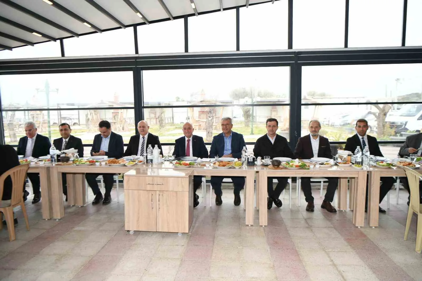 TOPLANTILARIN İLK GÜNDEMİNİ TERÖRSÜZ TÜRKİYE İLE FON SORUŞTURMALARI OLUŞTURURKEN, ARDINDAN MUHTARLARIN SORUN VE TALEPLERİ İLGİLİ KAMU KURUMLARININ YÖNETİCİLERİYLE BİRLİKTE DOĞRUDAN ELE ALINDI.