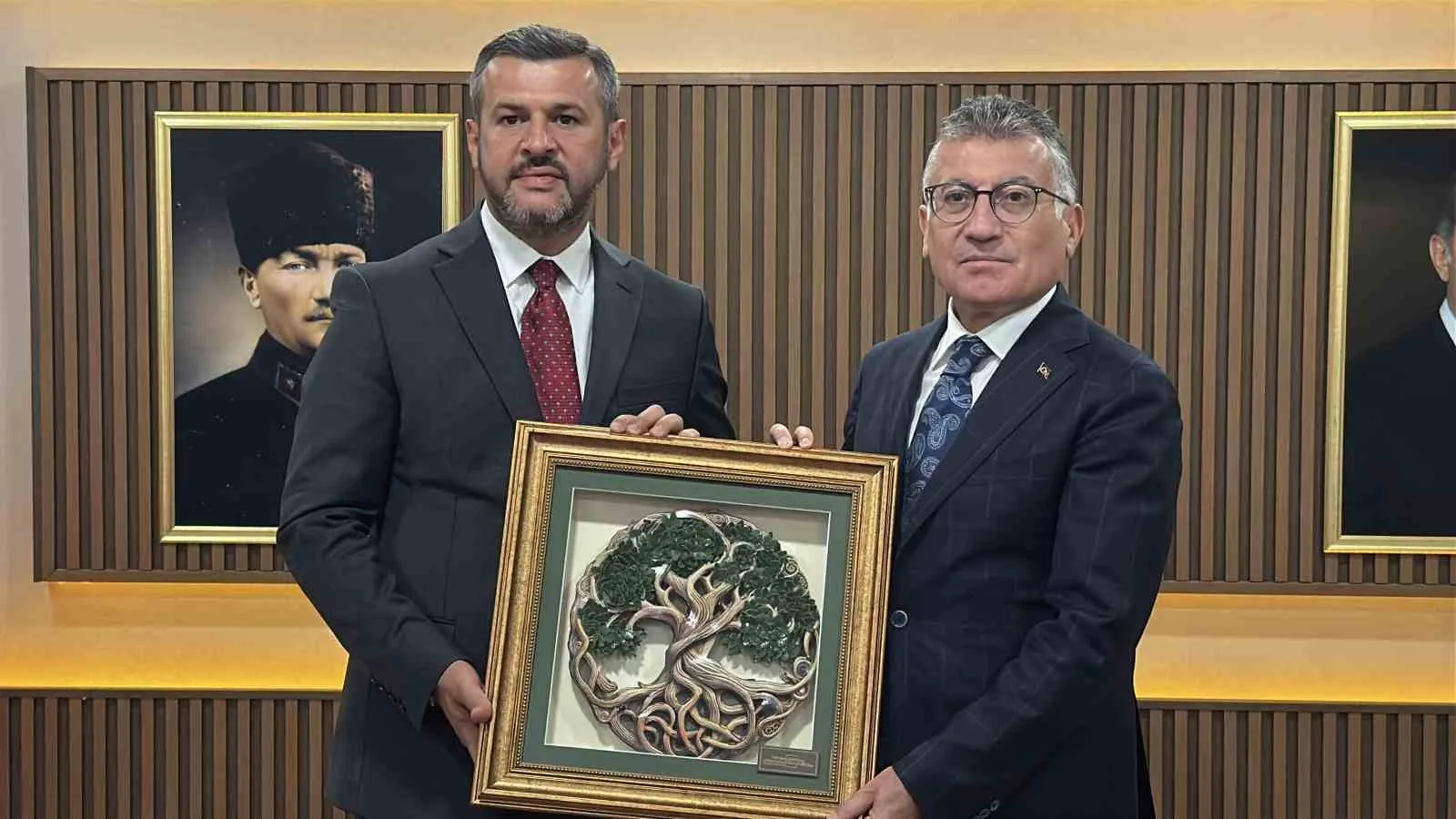 KONUŞMALARIN ARDINDAN CADDEDE BERABERİNDEKİ HEYETLE BİRLİKTE ESNAFLARI GEZEN GÜLER, KARABÜK BELEDİYE BAŞKANI ÖZKAN ÇETİNKAYA'YI ZİYARET EDEREK ÇALIŞMALAR HAKKINDA BİLGİ ALDI.