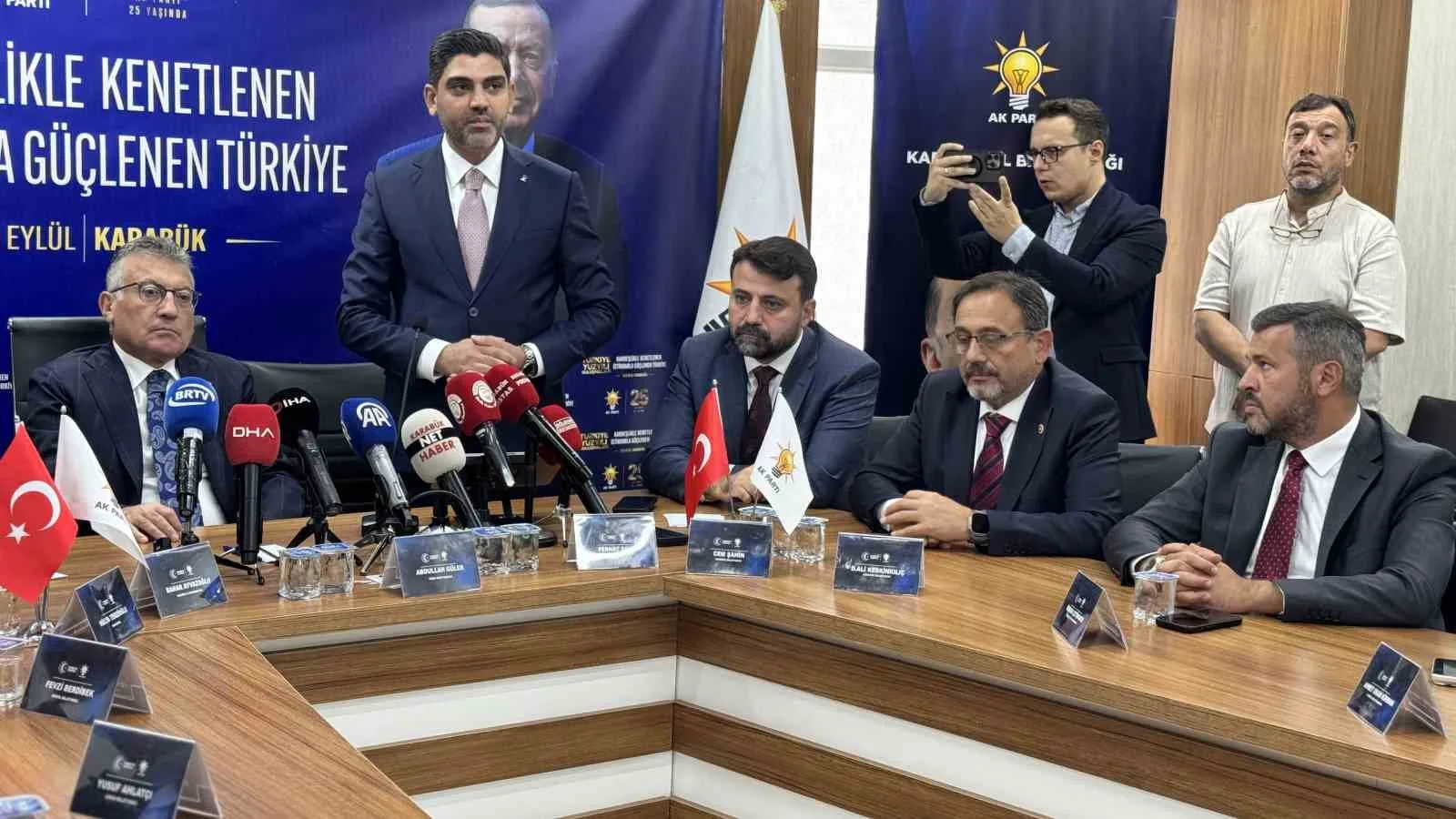 AK PARTİ GRUP BAŞKANI ABDULLAH GÜLER, "TÜRKİYE YÜZYILI ŞEHİR BULUŞMALARI" KAPSAMINDA GELDİĞİ KARABÜK'TE, AK PARTİ İL BAŞKANLIĞINI ZİYARET EDEREK PARTİLİLERLE BİR ARAYA GELDİ.