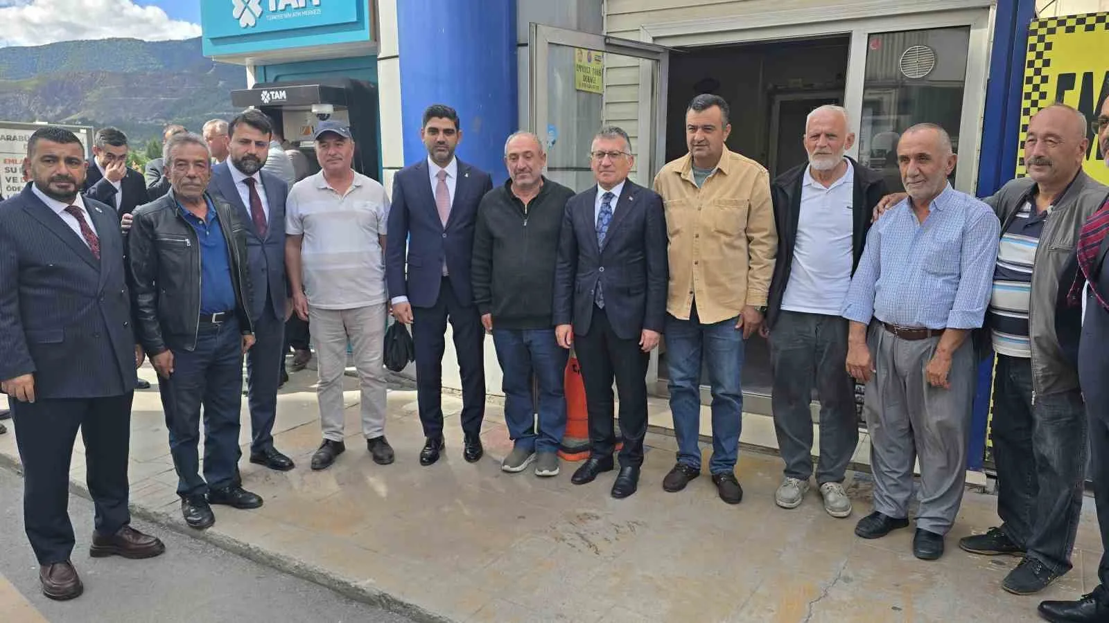 GÜLER, CADDEDE BERABERİNDEKİ HEYETLE BİRLİKTE ESNAFLARI GEZDİ.