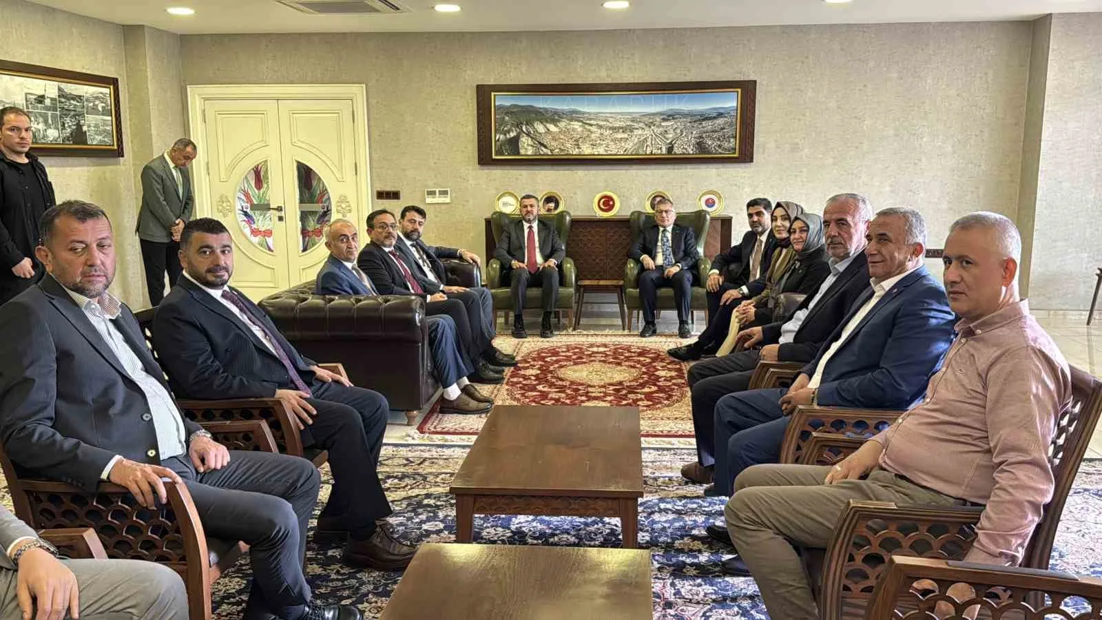 KONUŞMALARIN ARDINDAN CADDEDE BERABERİNDEKİ HEYETLE BİRLİKTE ESNAFLARI GEZEN GÜLER, KARABÜK BELEDİYE BAŞKANI ÖZKAN ÇETİNKAYA'YI ZİYARET EDEREK ÇALIŞMALAR HAKKINDA BİLGİ ALDI.