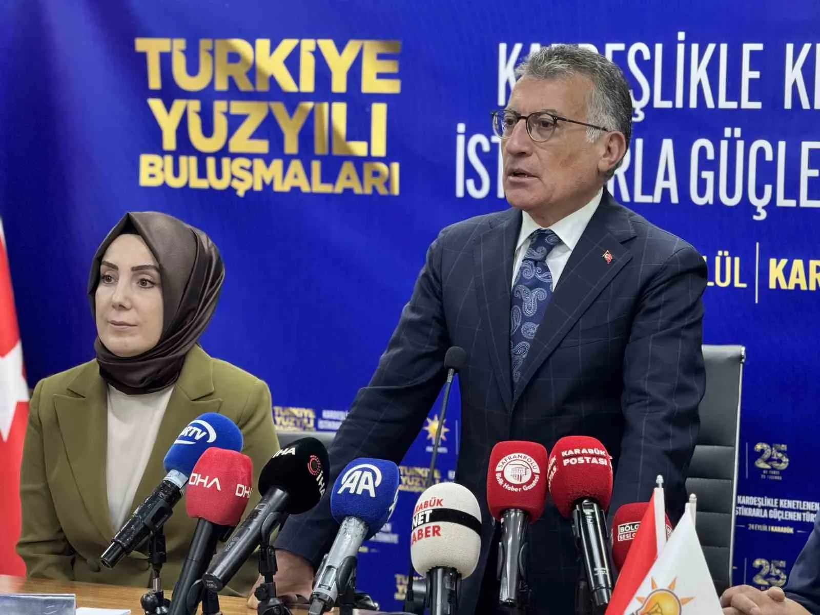 BURADA AÇIKLAMALARDA BULUNAN GÜLER, AK PARTİ ÖNCESİNDEKİ TÜRKİYE İLE BUGÜNKÜ DURUMUNUN BİRÇOK ALANDA KIYASLANABİLECEĞİNİ SAVUNARAK, EKONOMİK BÜYÜKLÜĞÜN YANI SIRA EĞİTİM, SAĞLIK, ULAŞIM, YÜKSEK TEKNOLOJİ VE SAVUNMA SANAYİSİNDE ÖNEMLİ GELİŞMELER YAŞANDIĞINI SÖYLEDİ.
