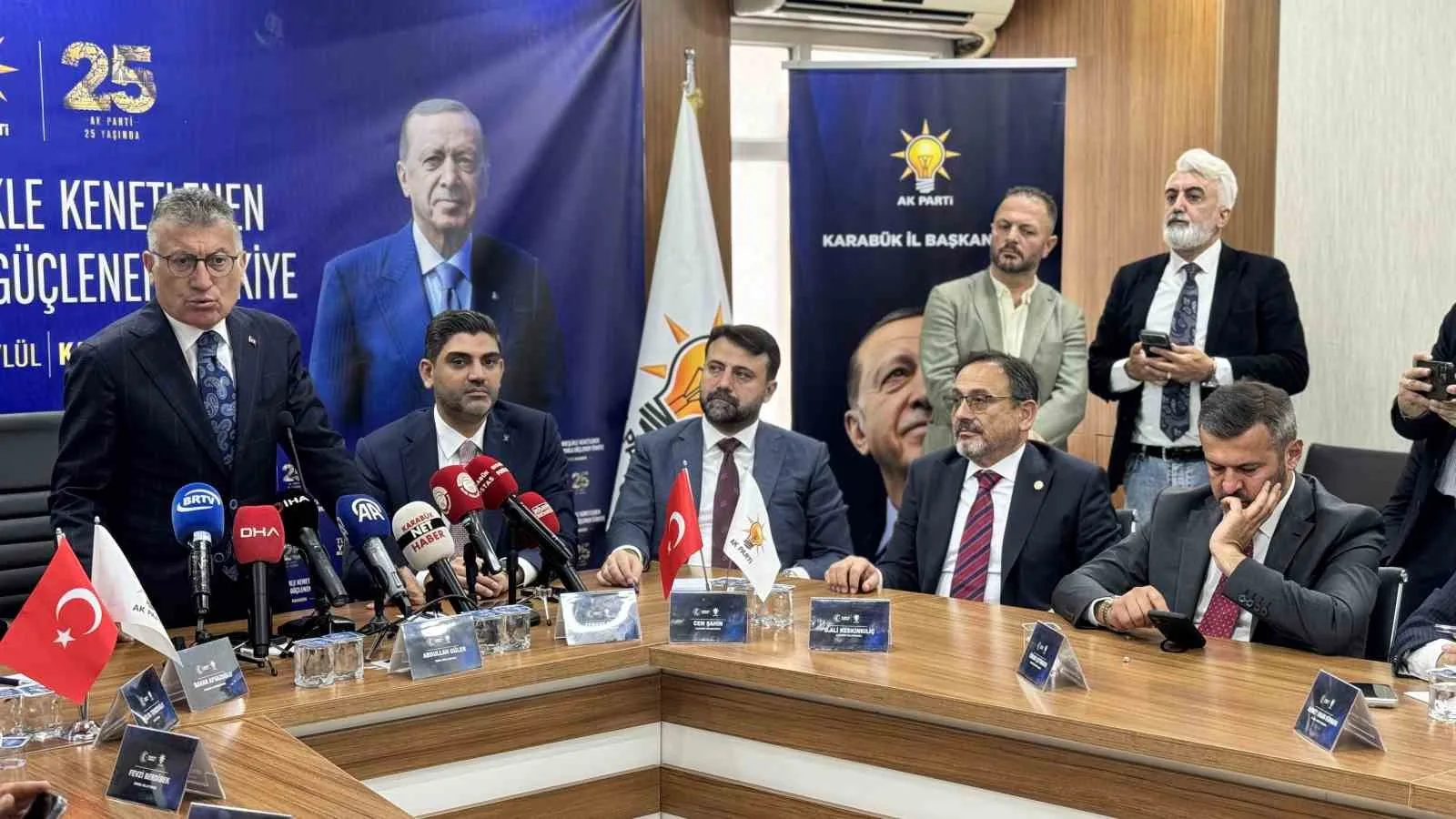 AK PARTİ GRUP BAŞKANI ABDULLAH GÜLER, "TÜRKİYE YÜZYILI ŞEHİR BULUŞMALARI" KAPSAMINDA GELDİĞİ KARABÜK'TE, AK PARTİ İL BAŞKANLIĞINI ZİYARET EDEREK PARTİLİLERLE BİR ARAYA GELDİ.
