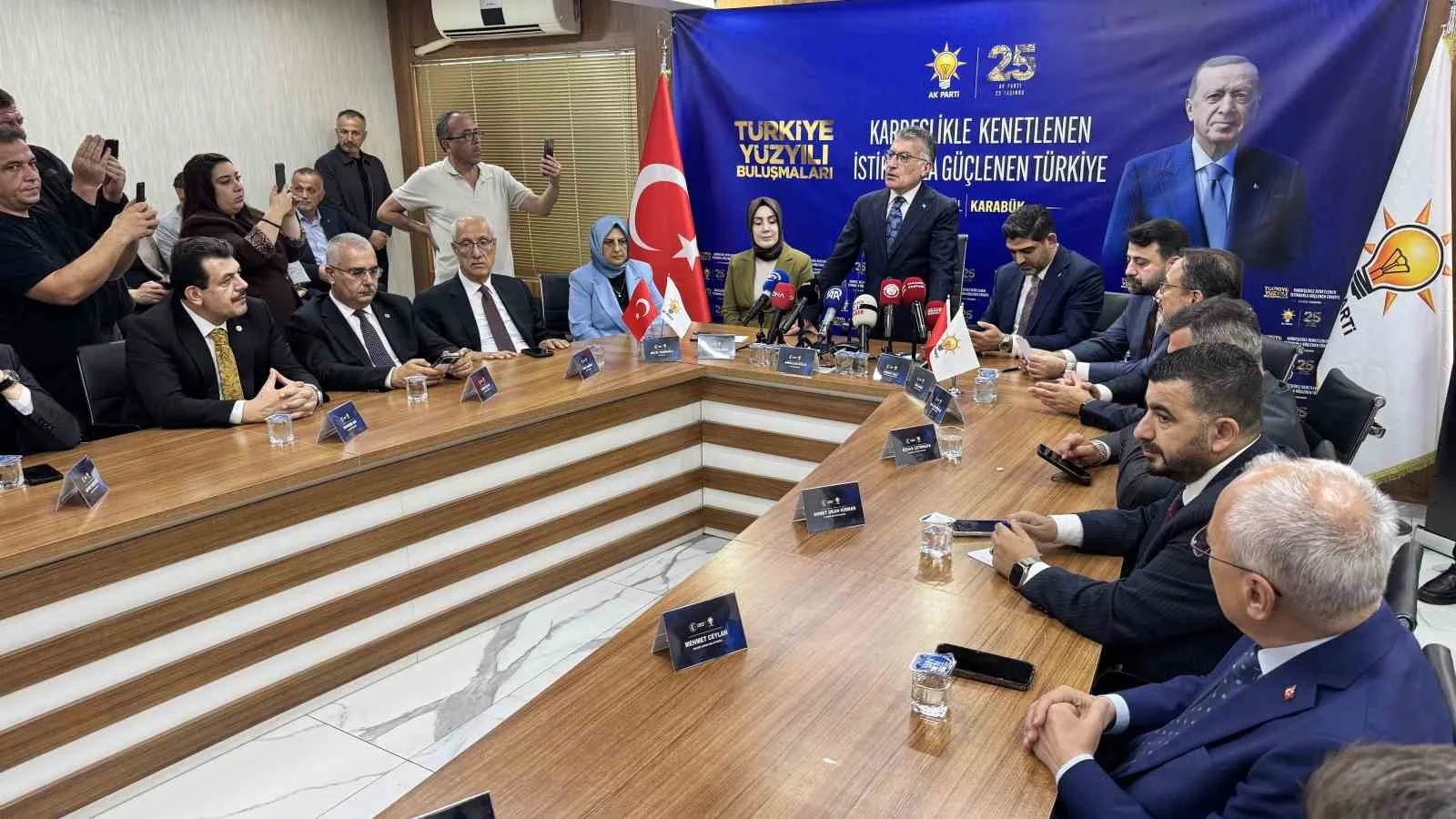 GÜLER, TBMM'DE KABUL EDİLEN DÜZENLEMELERE DE DEĞİNEREK "TERÖRSÜZ TÜRKİYE" HEDEFİNİN YALNIZCA TÜRKİYE'NİN TOPLUMSAL BÜTÜNLÜĞÜ VE GÜVENLİĞİ AÇISINDAN DEĞİL, BÖLGENİN GÜVENLİĞİ VE İSTİKRARI BAKIMINDAN DA ÖNEM TAŞIDIĞINI İFADE ETTİ.