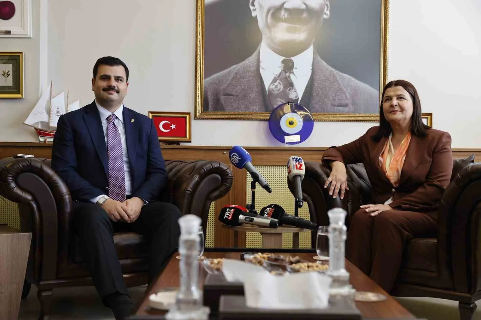 AK PARTİ GENEL SEKRETERİ VE İZMİR MİLLETVEKİLİ EYYÜP KADİR İNAN, AK PARTİ SAFLARINA KATILAN FOÇA BELEDİYE BAŞKANI SANİYE BORA FIÇI’YI MAKAMINDA ZİYARET EDEREK, FOÇA'YA KAZANDIRILACAK YENİ YATIRIMLARIN MÜJDESİNİ VERDİ.