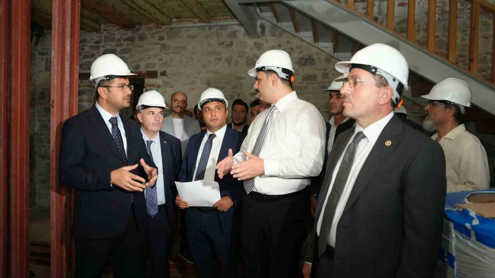 AK PARTİ GENEL SEKRETERİ VE İZMİR MİLLETVEKİLİ EYYÜP KADİR İNAN, KÜTÜPHANEYE DÖNÜŞTÜRÜLEN İZMİR'DEKİ TARİHİ UN FABRİKASI'NDA İNCELEMELERDE BULUNDU.