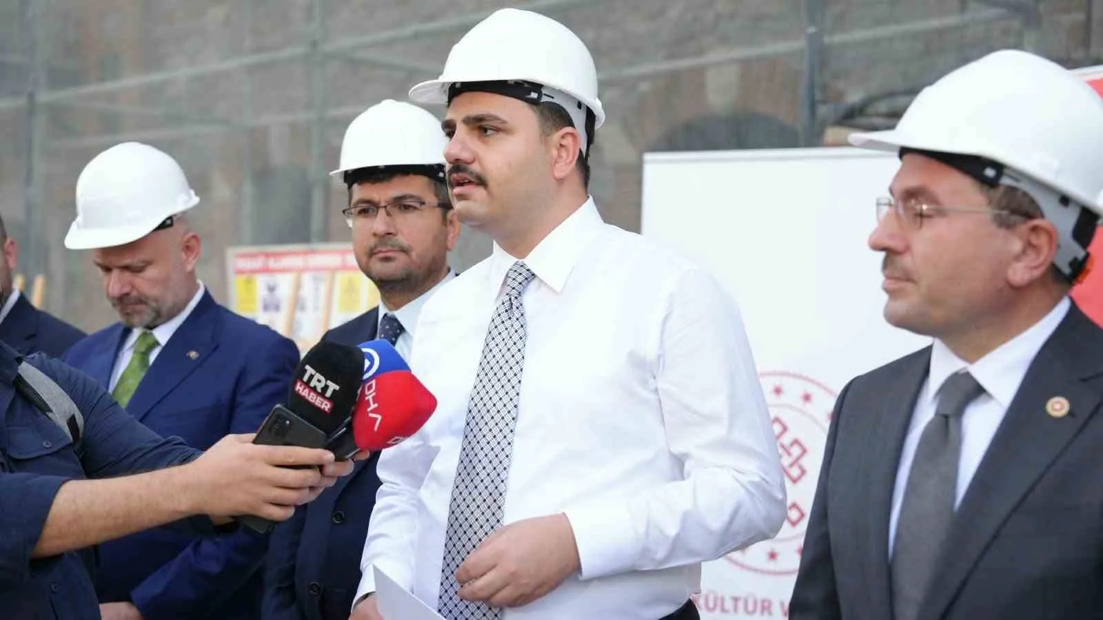 AK PARTİ GENEL SEKRETERİ VE İZMİR MİLLETVEKİLİ EYYÜP KADİR İNAN, KÜTÜPHANEYE DÖNÜŞTÜRÜLEN İZMİR'DEKİ TARİHİ UN FABRİKASI'NDA İNCELEMELERDE BULUNDU.