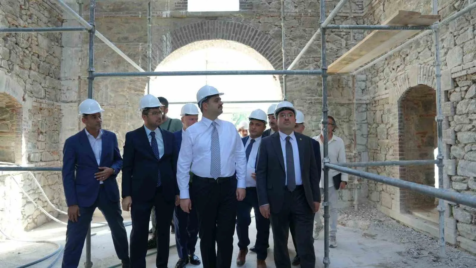 AK PARTİ GENEL SEKRETERİ VE İZMİR MİLLETVEKİLİ EYYÜP KADİR İNAN, KÜTÜPHANEYE DÖNÜŞTÜRÜLEN İZMİR'DEKİ TARİHİ UN FABRİKASI'NDA İNCELEMELERDE BULUNDU.