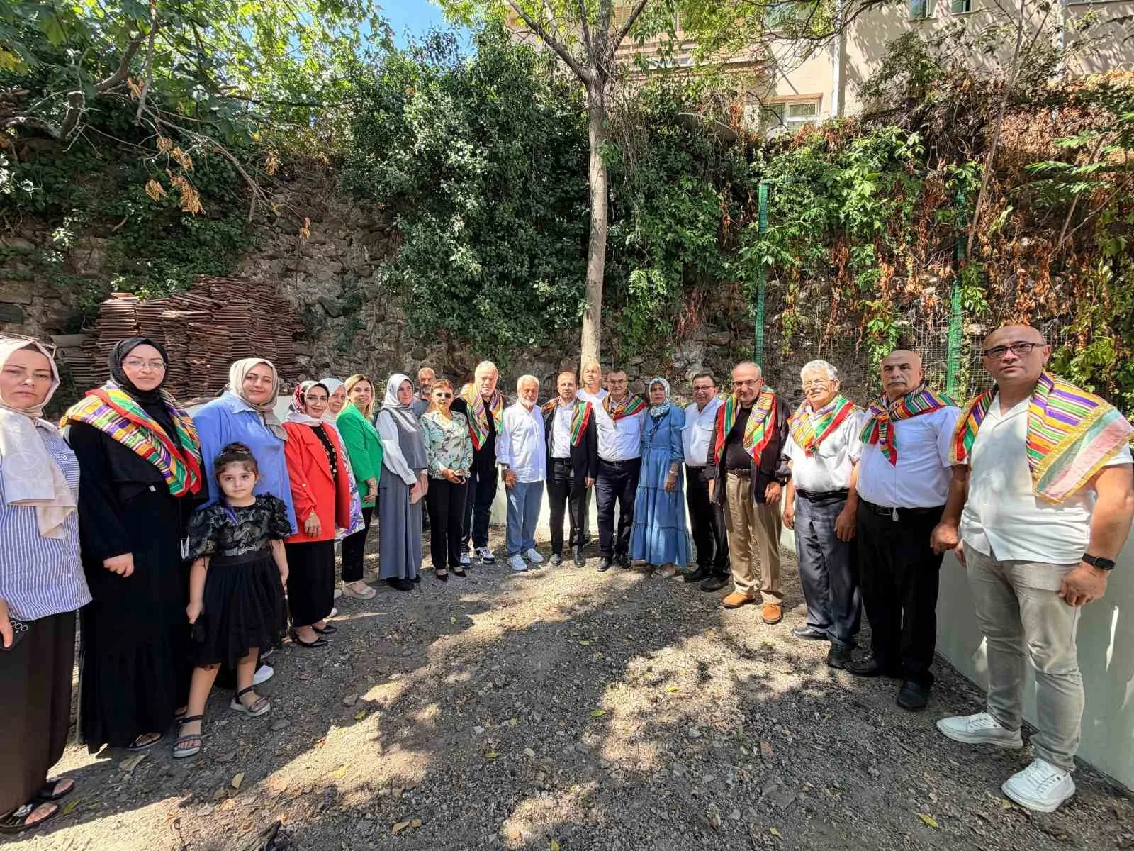 AK PARTİ BURSA MİLLETVEKİLİ AHMET KILIÇ, OSMANGAZİ YÖRÜK TÜRKMEN DERNEĞİ’NDE BURSA VE ÜLKE GÜNDEMİNE İLİŞKİN AÇIKLAMALARDA BULUNDU. ÇERÇEVE YASA’NIN KAPSAMINA İLİŞKİN KONUŞAN KILIÇ TETİK ÇEKEN, TALİMAT VEREN VE AZMETTİREN KİŞİLERİN SÜREÇTEN YARARLANAMAYACAĞINI SÖYLEDİ. KILIÇ, AYRICA BURSA’YA YAKLAŞIK BİN YATAKLI YENİ HASTANE, METRO HATTINDA 2027 HEDEFİ VE DAĞ BÖLGESİNE CEZAEVİ PLANINA İLİŞKİN DE BİLGİLER VERDİ.