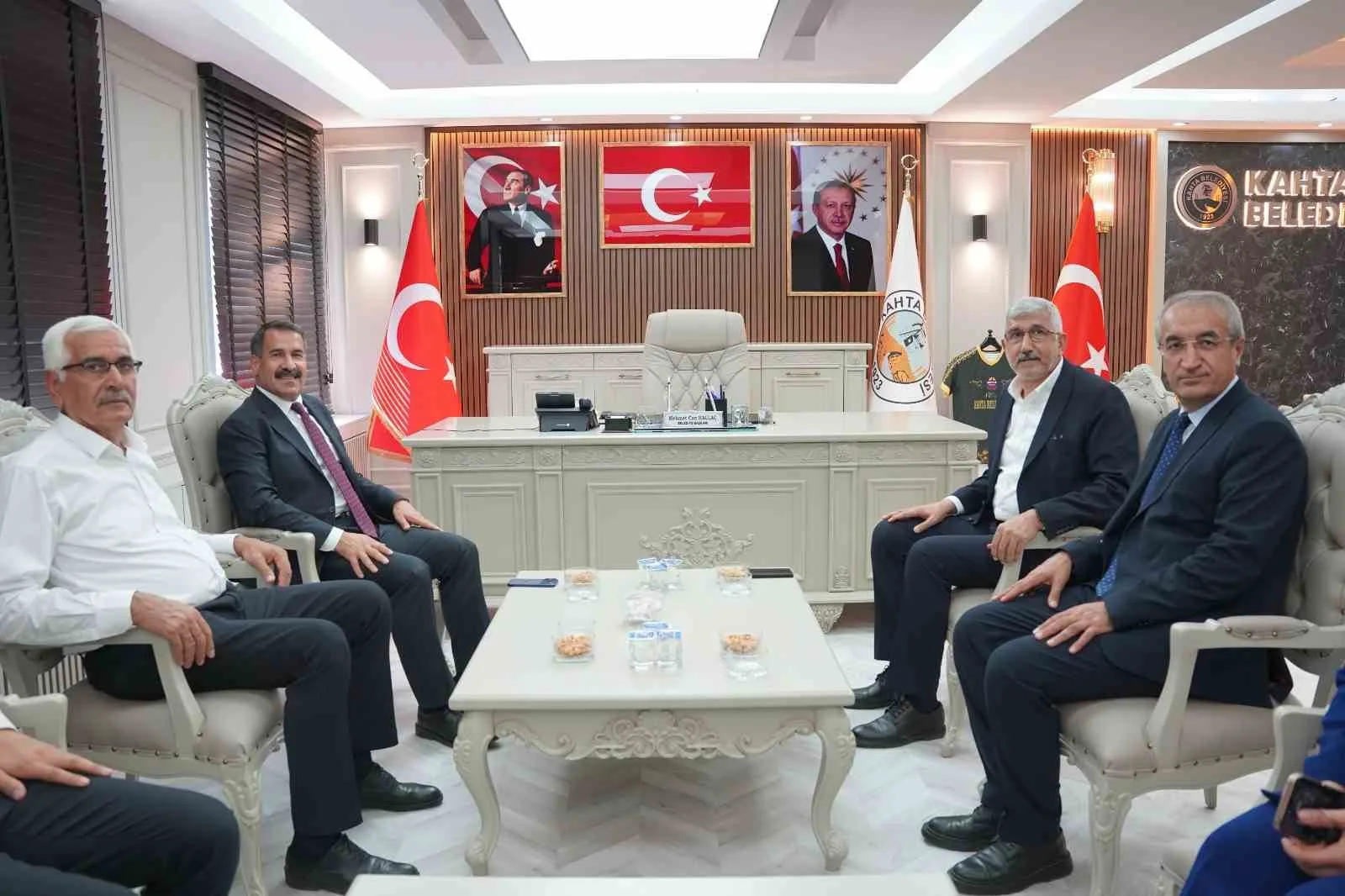 AK PARTİ’Lİ YAMAN, TÜRKİYE YÜZYILI BULUŞMALARI KAPSAMINDA KAHTA’DA TEMASLARDA BULUNDU