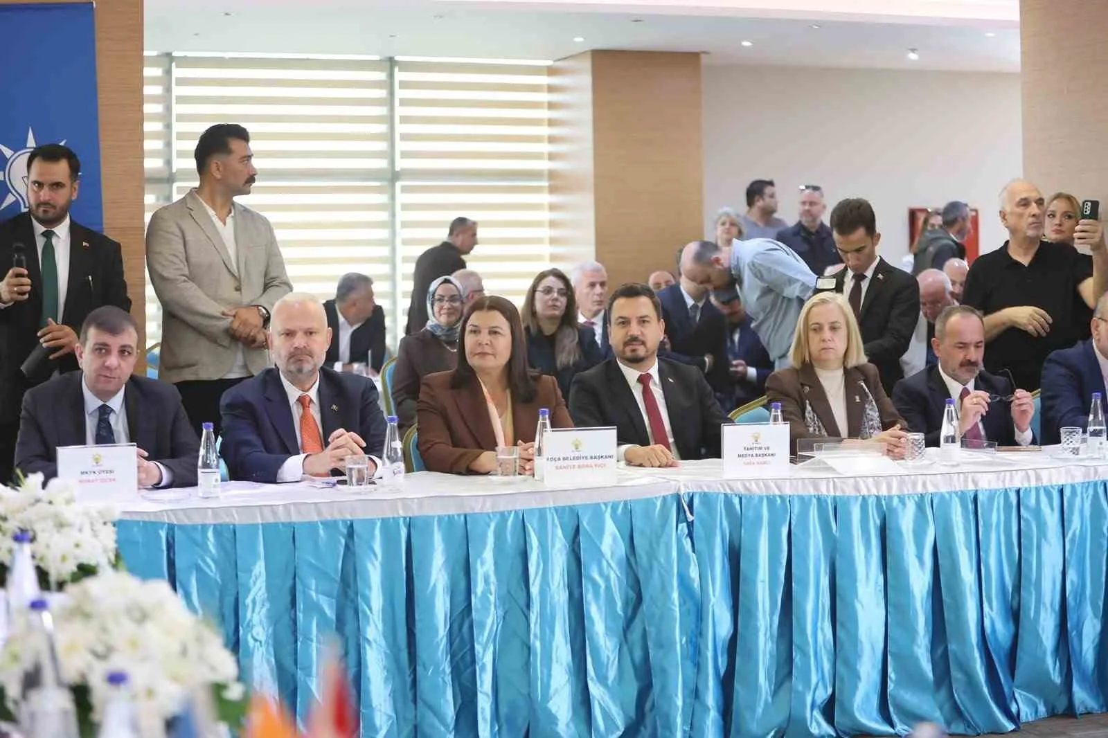AK PARTİ GENEL MERKEZİ TARAFINDAN DÜZENLENEN ‘TÜRKİYE YÜZYILI BULUŞMALARI’ KAPSAMINDAKİ SAHA PROGRAMI İZMİR’DE BAŞLADI. KENTİN 30 İLÇESİNDE EŞ ZAMANLI OLARAK YÜRÜTÜLECEK SAHA ÇALIŞMALARI ÖNCESİNDE AK PARTİ İZMİR İL BAŞKANLIĞINDA GENİŞ KATILIMLI BİR BASIN TOPLANTISI DÜZENLENDİ.