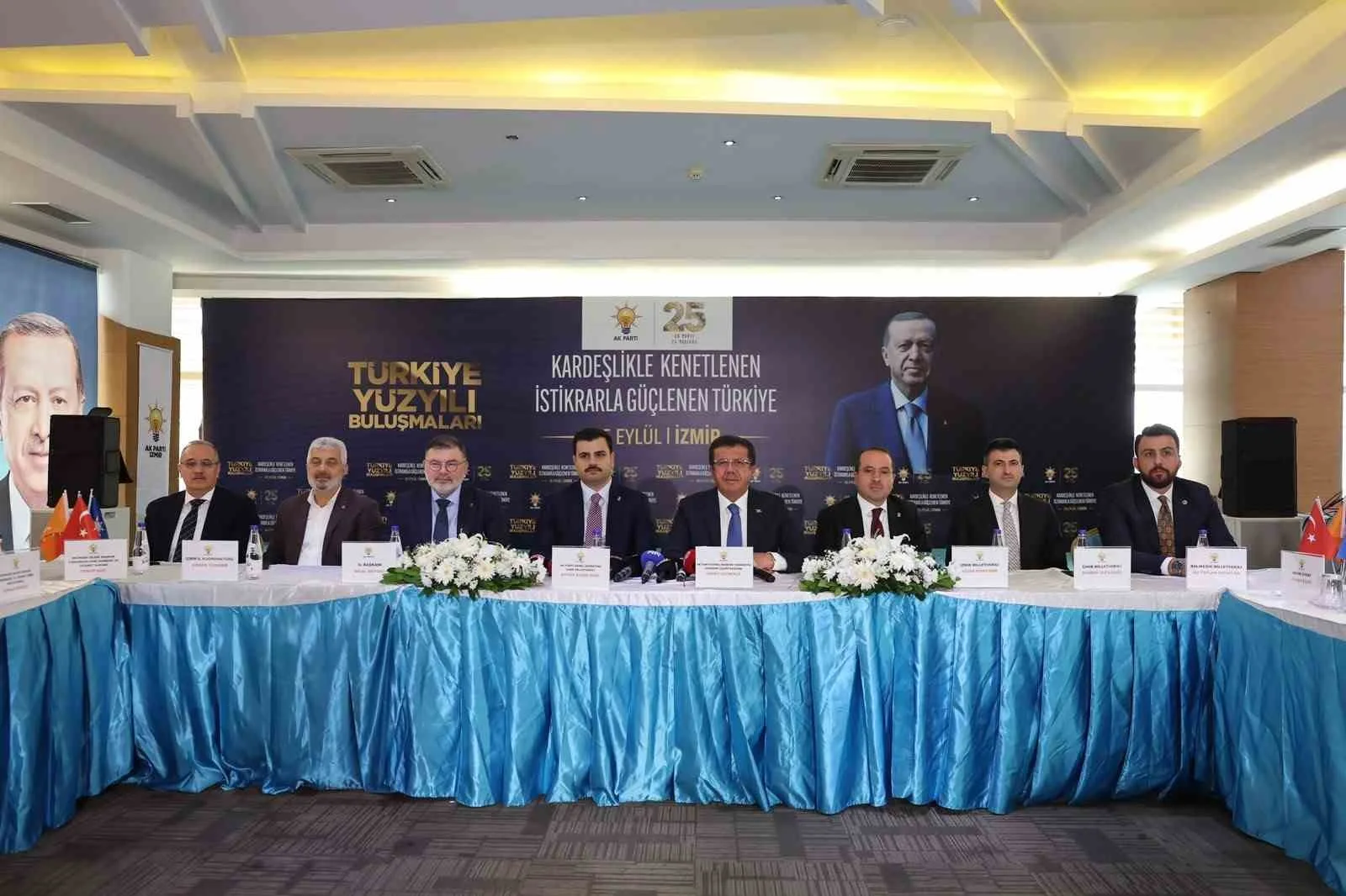 AK PARTİ GENEL MERKEZİ TARAFINDAN DÜZENLENEN ‘TÜRKİYE YÜZYILI BULUŞMALARI’ KAPSAMINDAKİ SAHA PROGRAMI İZMİR’DE BAŞLADI. KENTİN 30 İLÇESİNDE EŞ ZAMANLI OLARAK YÜRÜTÜLECEK SAHA ÇALIŞMALARI ÖNCESİNDE AK PARTİ İZMİR İL BAŞKANLIĞINDA GENİŞ KATILIMLI BİR BASIN TOPLANTISI DÜZENLENDİ.