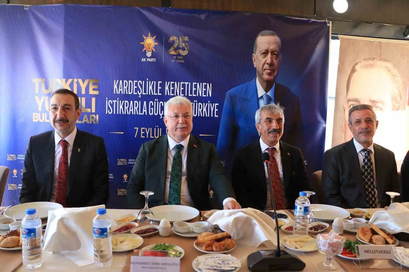 TÜRKİYE YÜZYILI BULUŞMALARI KAPSAMINDA KİLİS'E GELEN AK PARTİ GRUP BAŞKANVEKİLİ MUHAMMET EMİN AKBAŞOĞLU, AK PARTİ KİLİS TEŞKİLATI İLE İSTANBUL, GAZİANTEP VE HATAY MİLLETVEKİLLERİNİN KATILIMIYLA KİLİS POLİSEVİ'NDE ÇEŞİTLİ TEMASLARDA BULUNDU