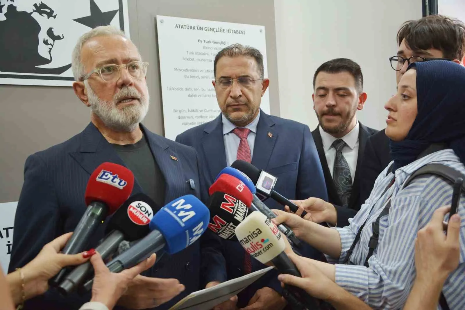 AK PARTİ GRUP BAŞKANVEKİLİ VE MANİSA MİLLETVEKİLİ BAHADIR YENİŞEHİRLİOĞLU, YUNUSEMRE İLÇESİ AKGEDİK MAHALLESİ’NDE TOKİ TARAFINDAN YAPIMI TAMAMLANAN 4 OKULU İNCELEYEREK OKUL İSİMLERİNİN TABELALARINI ASTI. TOPLAM 64 SINIFTAN OLUŞAN 4 OKULUN TOPLAM YATIRIM BEDELİNİN 415,3 MİLYON LİRA OLDUĞU BİLDİRİLDİ.