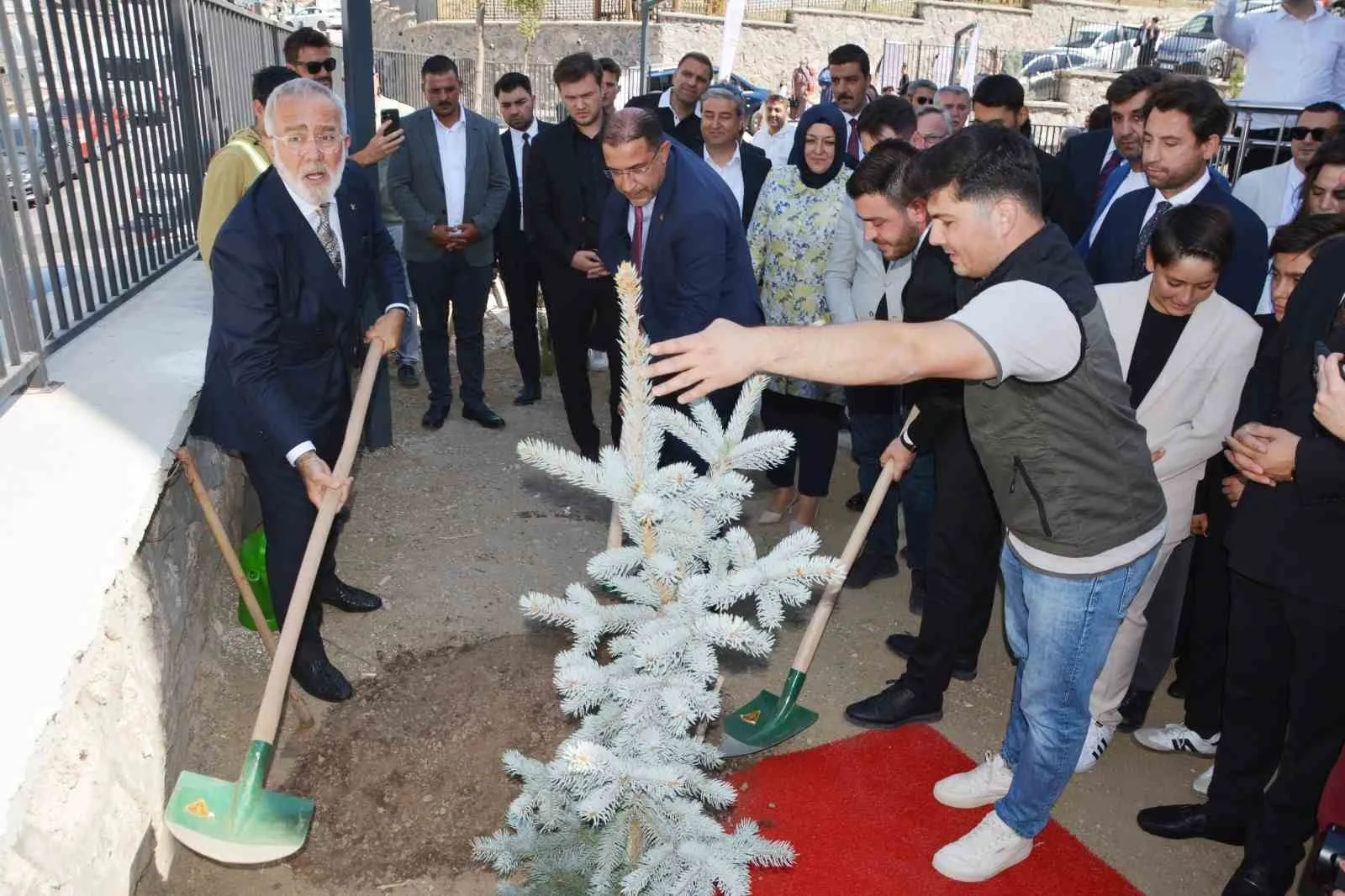 AK PARTİ GRUP BAŞKANVEKİLİ VE MANİSA MİLLETVEKİLİ BAHADIR YENİŞEHİRLİOĞLU, YUNUSEMRE İLÇESİ AKGEDİK MAHALLESİ’NDE TOKİ TARAFINDAN YAPIMI TAMAMLANAN 4 OKULU İNCELEYEREK OKUL İSİMLERİNİN TABELALARINI ASTI. TOPLAM 64 SINIFTAN OLUŞAN 4 OKULUN TOPLAM YATIRIM BEDELİNİN 415,3 MİLYON LİRA OLDUĞU BİLDİRİLDİ.