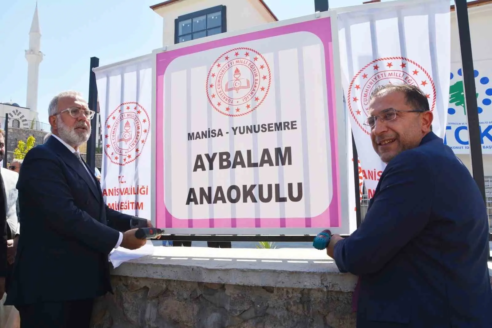 AK PARTİ GRUP BAŞKANVEKİLİ VE MANİSA MİLLETVEKİLİ BAHADIR YENİŞEHİRLİOĞLU, YUNUSEMRE İLÇESİ AKGEDİK MAHALLESİ’NDE TOKİ TARAFINDAN YAPIMI TAMAMLANAN 4 OKULU İNCELEYEREK OKUL İSİMLERİNİN TABELALARINI ASTI. TOPLAM 64 SINIFTAN OLUŞAN 4 OKULUN TOPLAM YATIRIM BEDELİNİN 415,3 MİLYON LİRA OLDUĞU BİLDİRİLDİ.