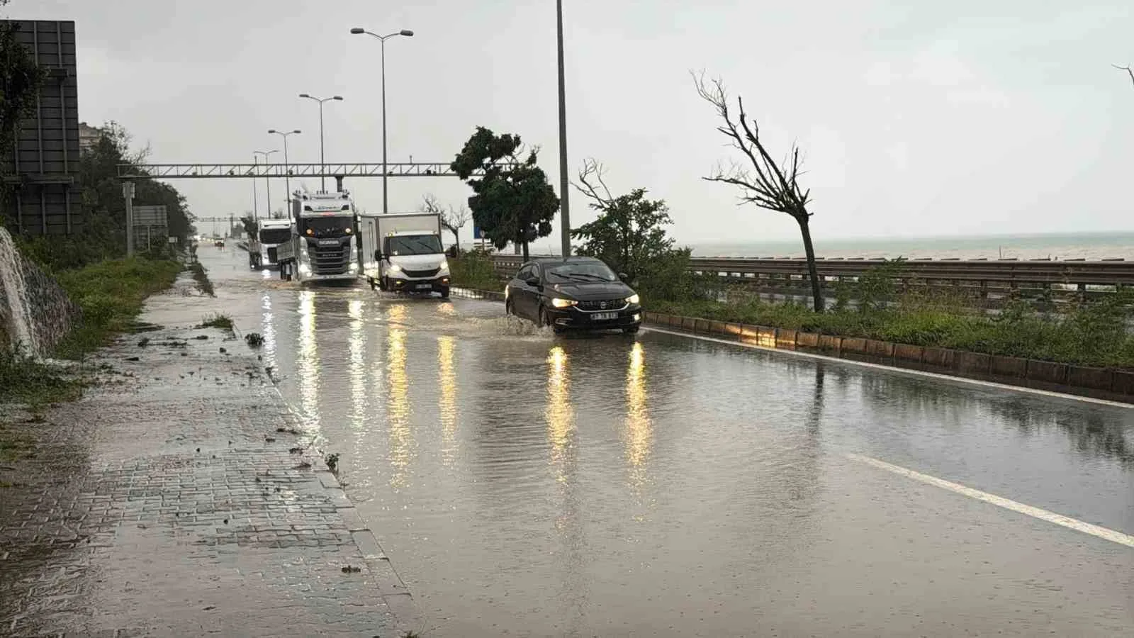 ZONGULDAK'IN ALAPLI İLÇESİ İLE DÜZCE'NİN AKÇAKOCA İLÇESİNİ BİRBİRİNE BAĞLAYAN YOLDA MEYDANA GELEN HEYELAN NEDENİYLE ULAŞIMDA KISA SÜRELİ AKSAMALAR YAŞANDI.